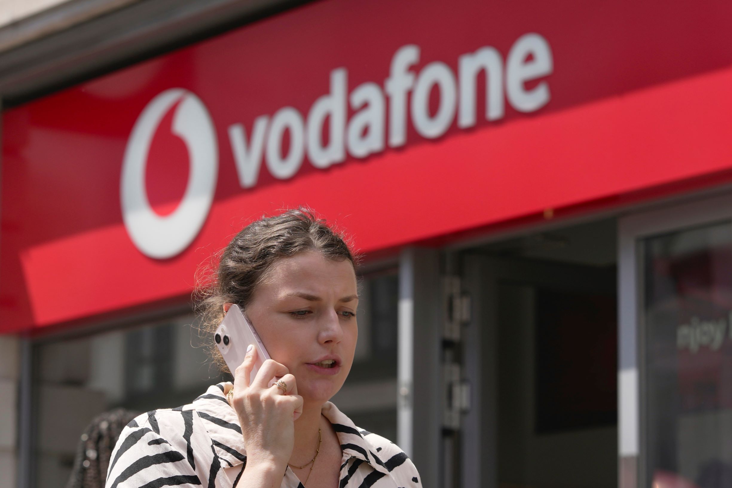 فودافون وهوتشيسون يبرمان صفقة بقيمة 19 مليار دولار لدمج أنشطتهما في بريطانيا