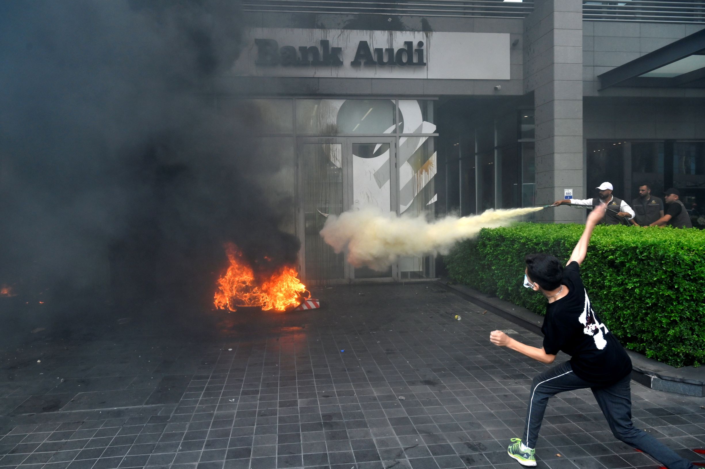 مصارف لبنانية في مرمى نيران المودعين للمطالبة بسحب ودائعهم