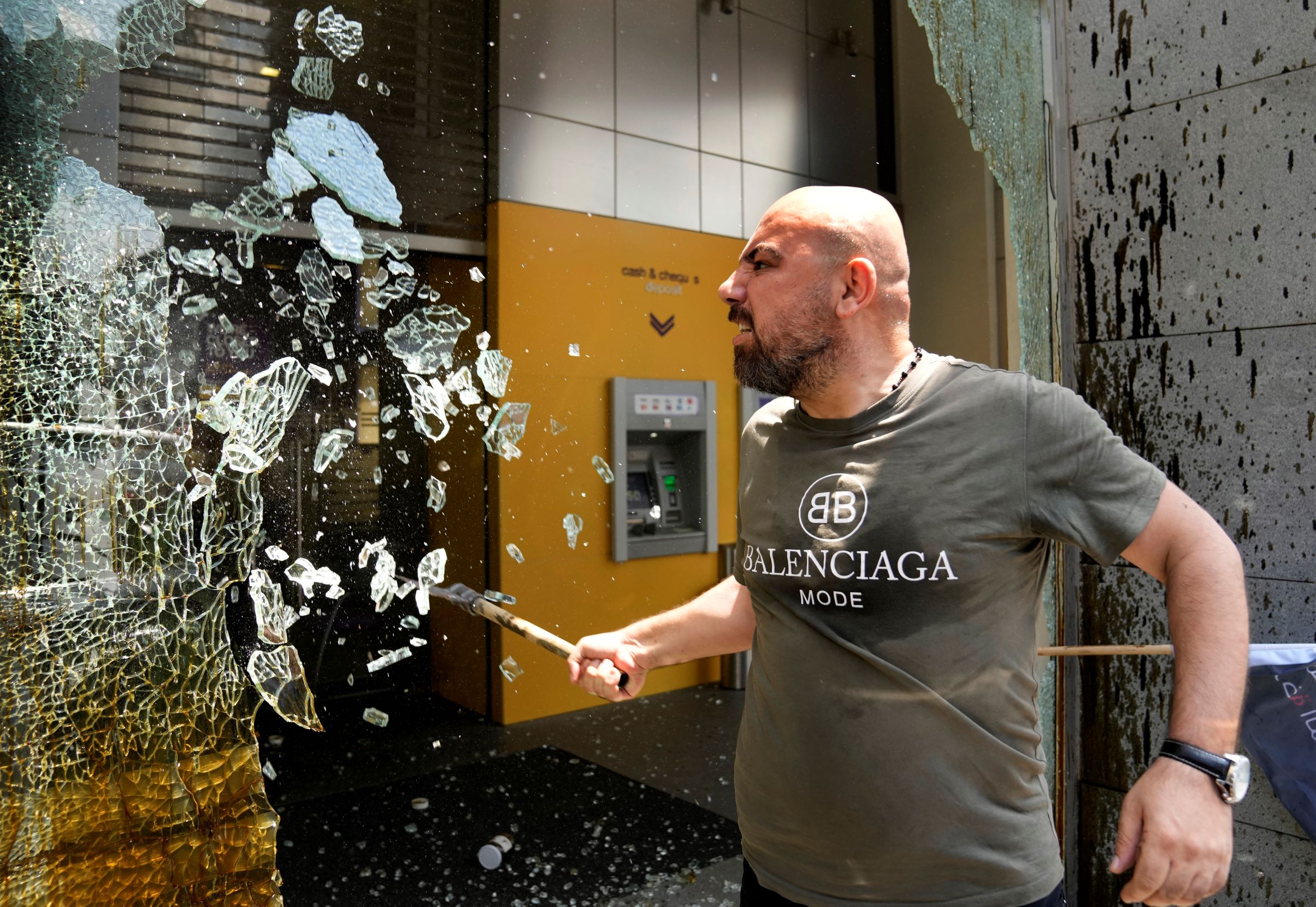 مصارف لبنانية في مرمى نيران المودعين للمطالبة بسحب ودائعهم