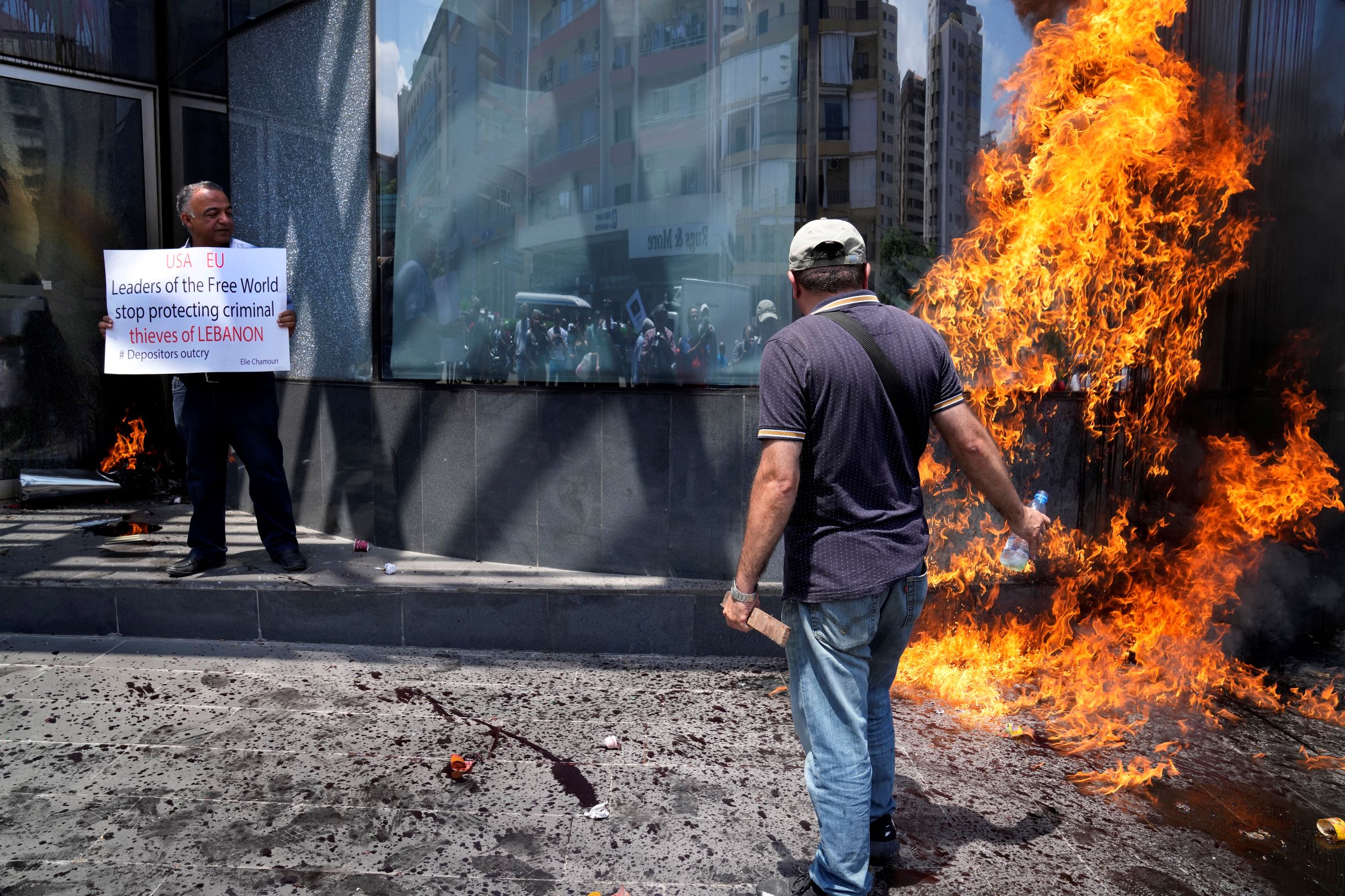 مصارف لبنانية في مرمى نيران المودعين للمطالبة بسحب ودائعهم