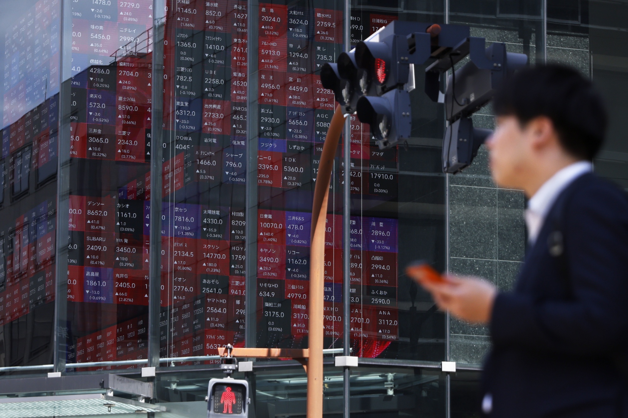 نيكاي عند أعلى مستوى في 3 عقود بعد تمسك المركزي الياباني بالتيسير النقدي 