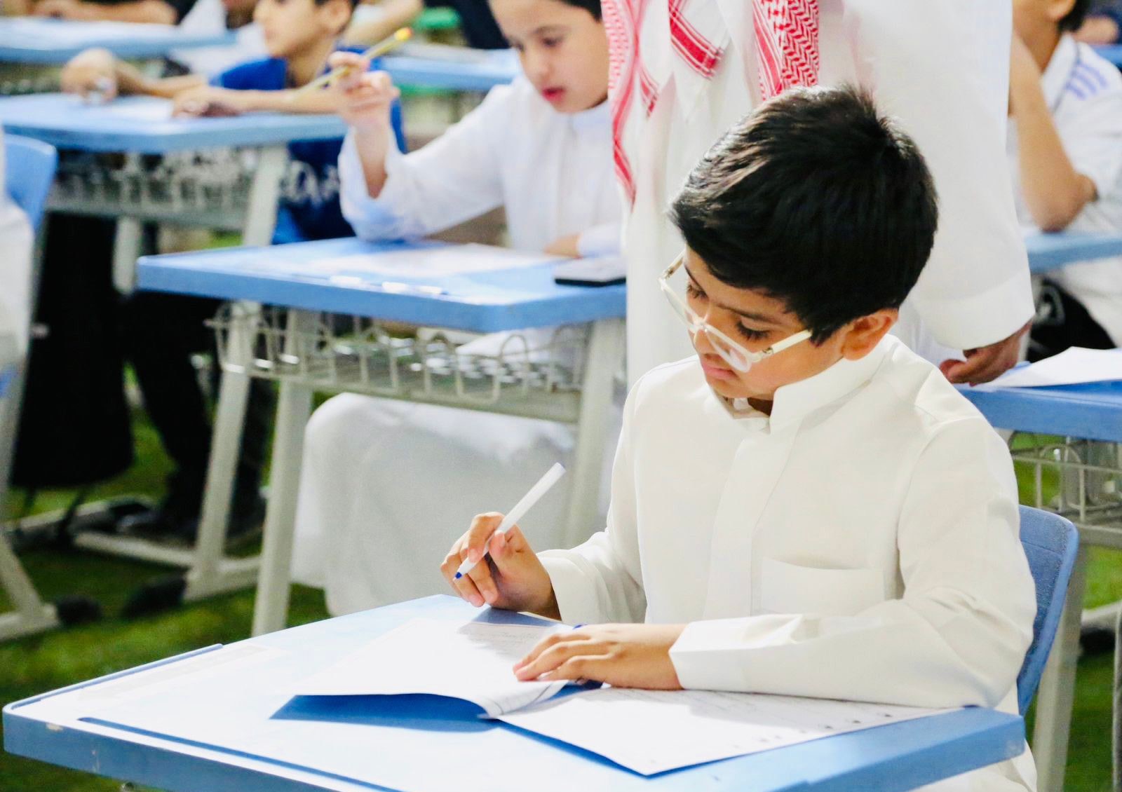 في بيئات تربوية محفزة .. طلبة الرياض يؤدون اختبارات الفصل الثالث