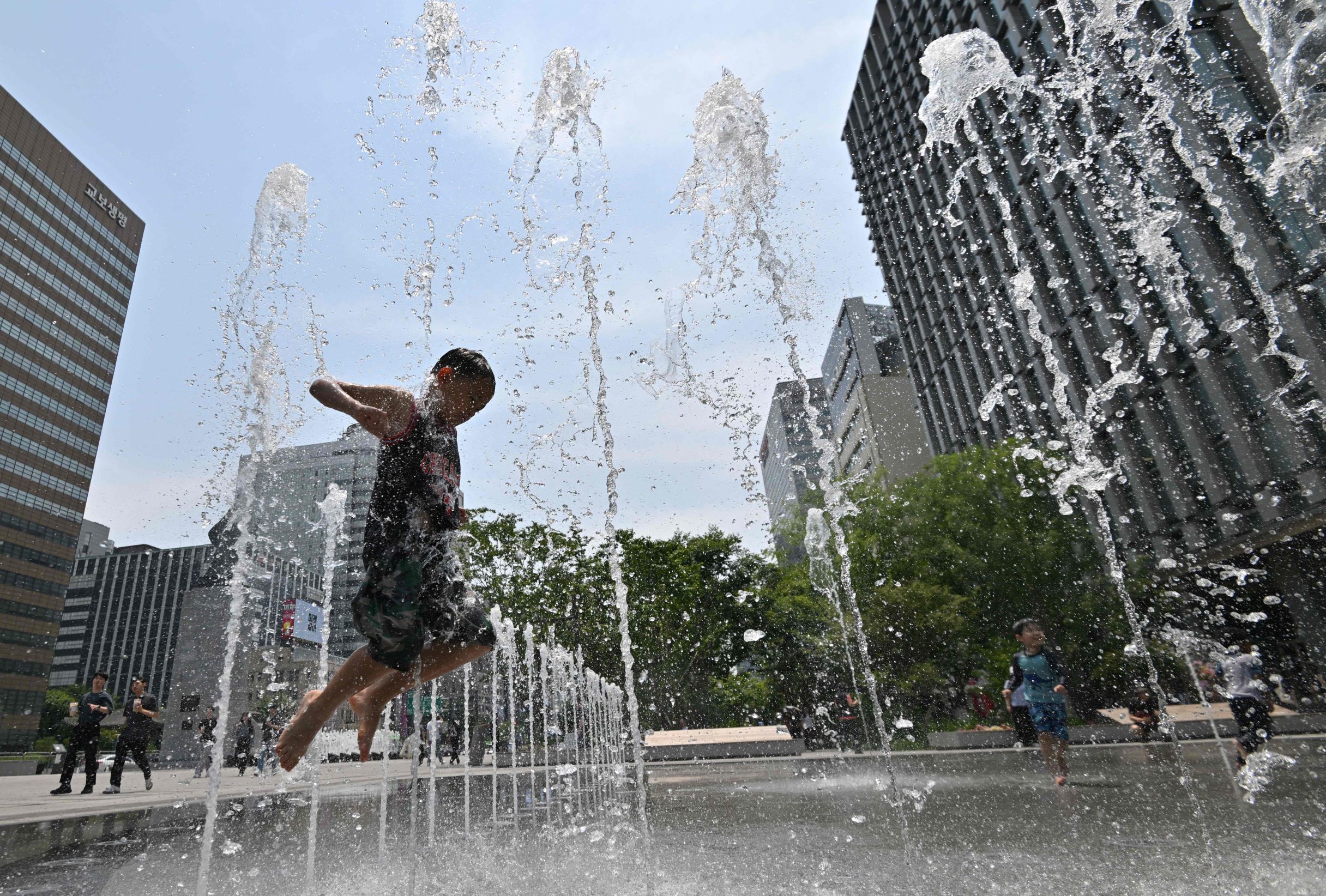 اللعب في المياه للهروب من حرارة الأجواء