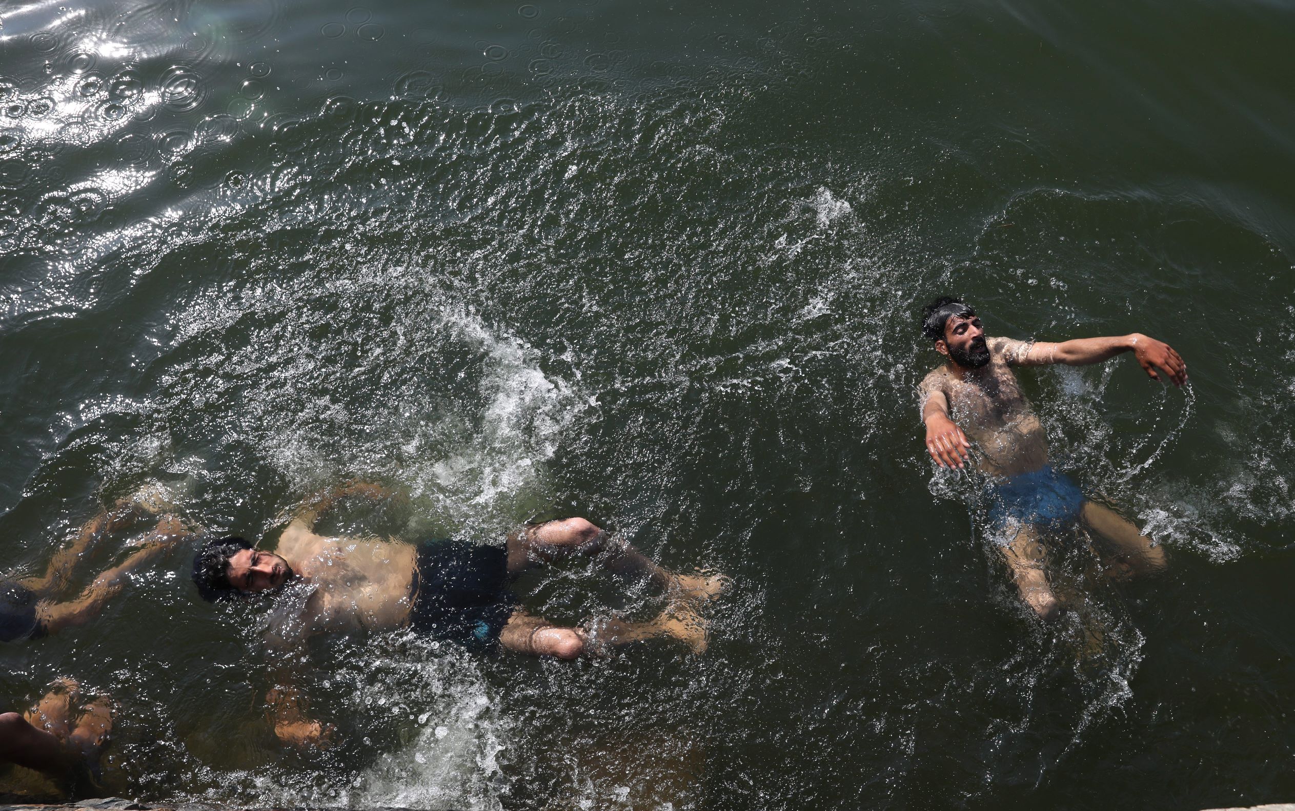 اللعب في المياه للهروب من حرارة الأجواء