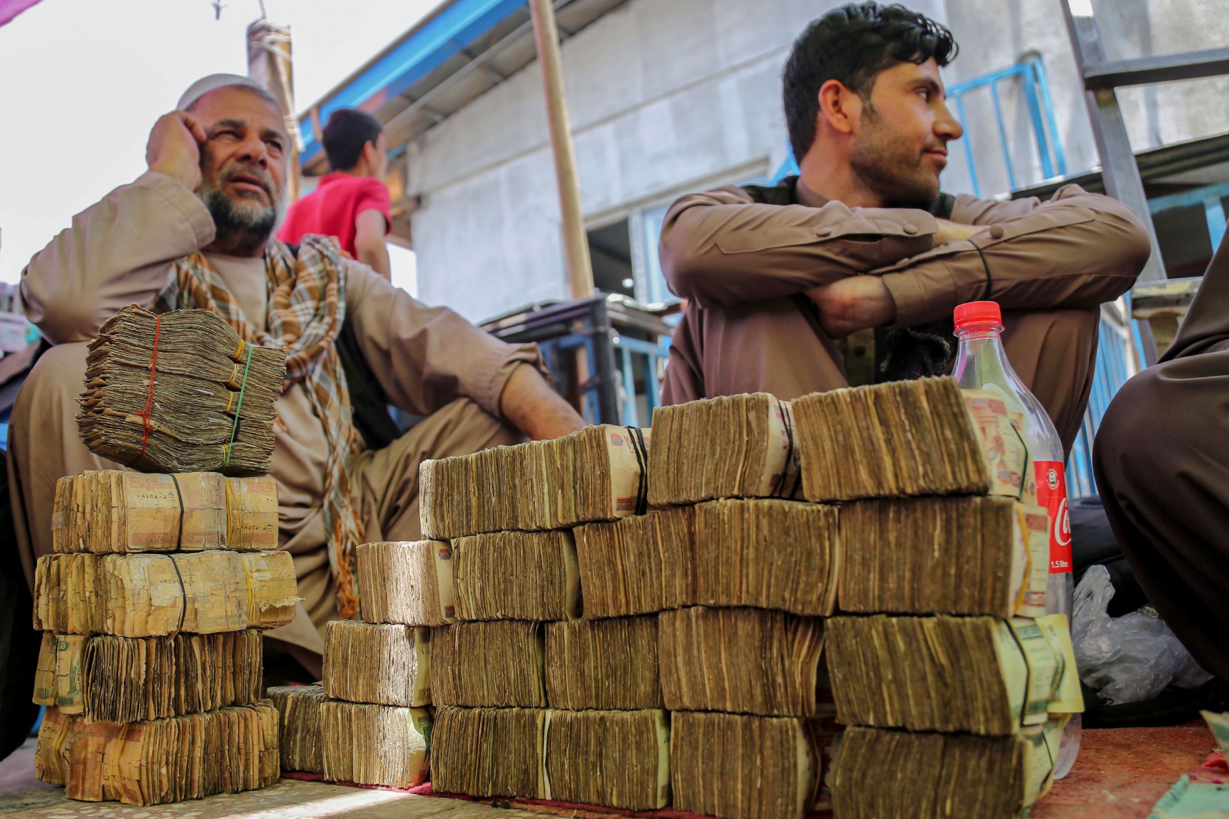  أزمة نقد .. من يقبل الأموال القديمة ؟