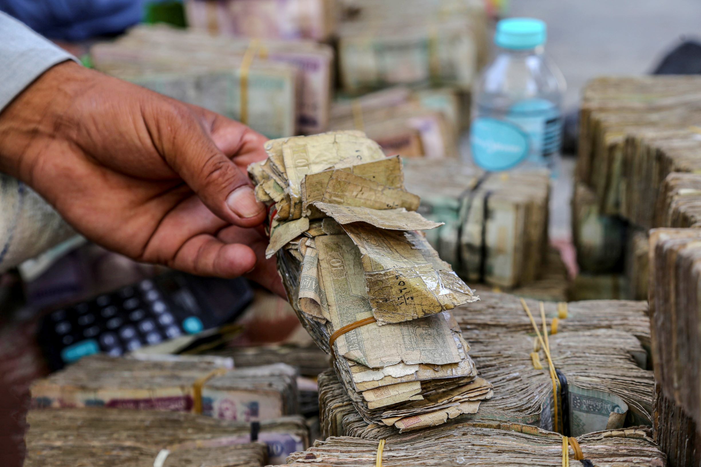  أزمة نقد .. من يقبل الأموال القديمة ؟