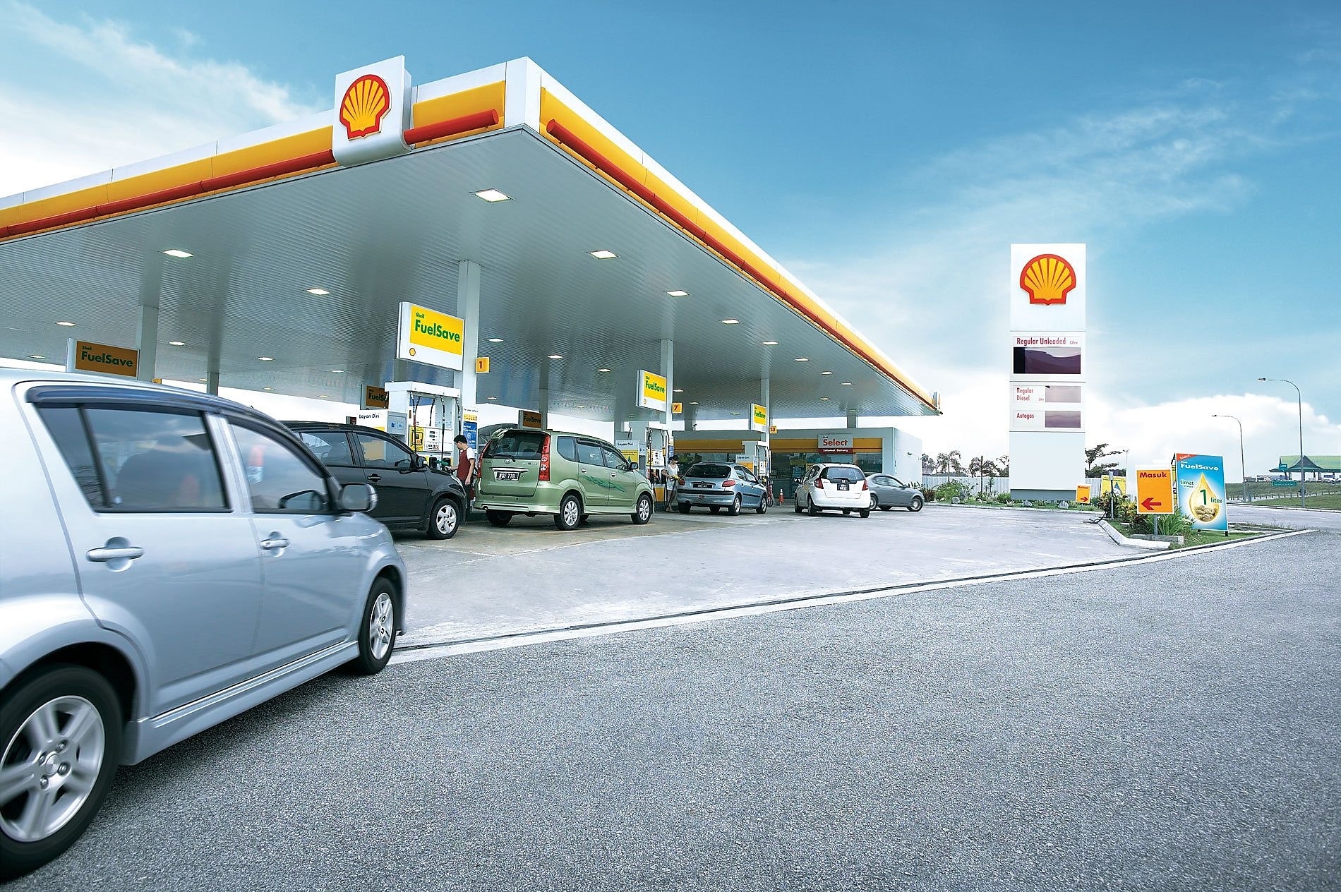Shell py. Shell автозаправка. Бензоколонка Shell. Машины в Шелл заправке.