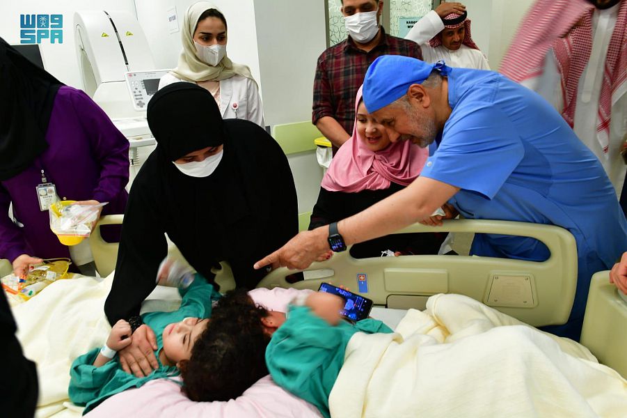 بعد عملية معقدة استغرقت 17 ساعة .. نجاح فصل التوأم السيامي المصري سلمى وسارة