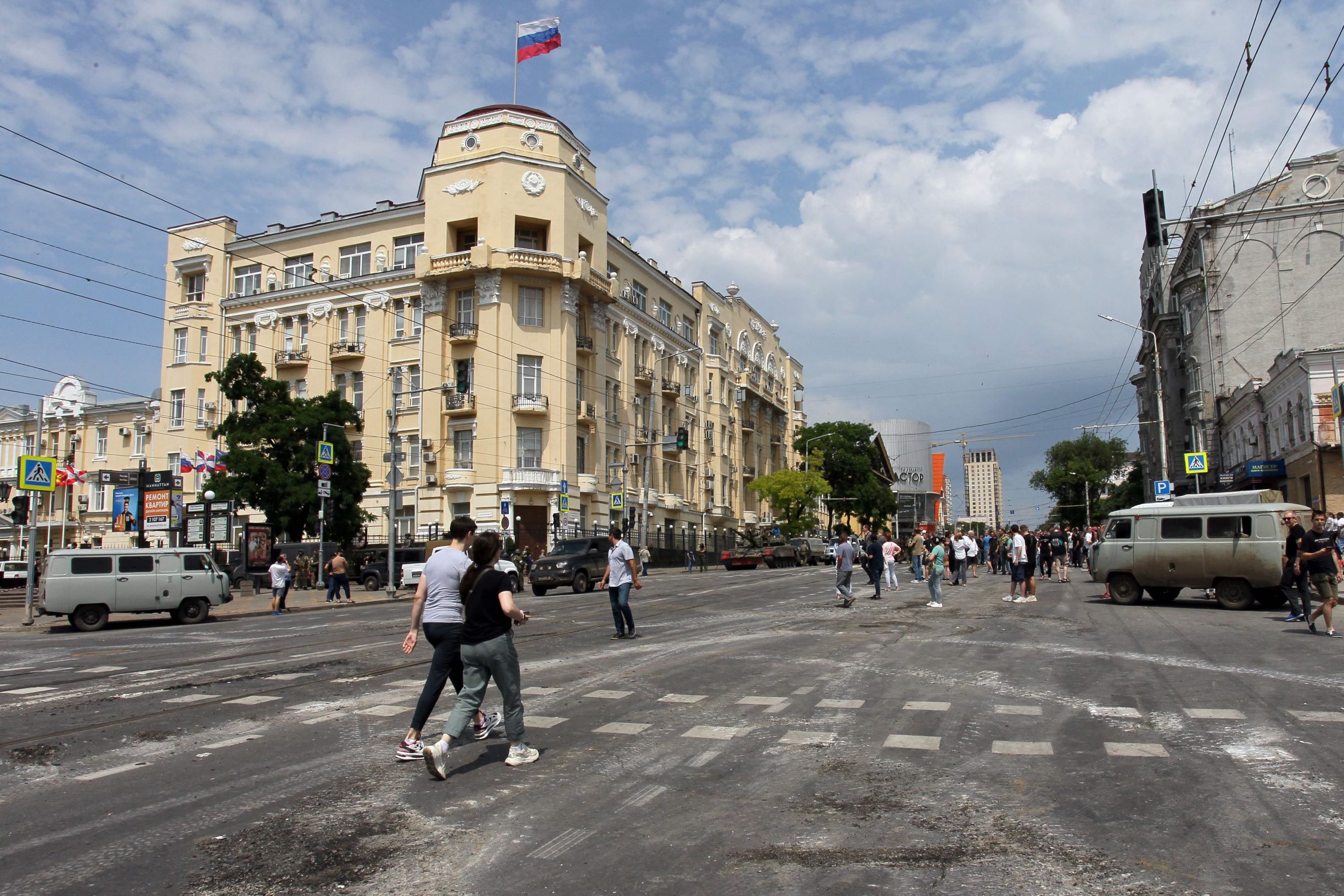 رئيس فاغنر يأمر مقاتليه بالعودة إلى قواعدهم لتجنب إراقة الدماء