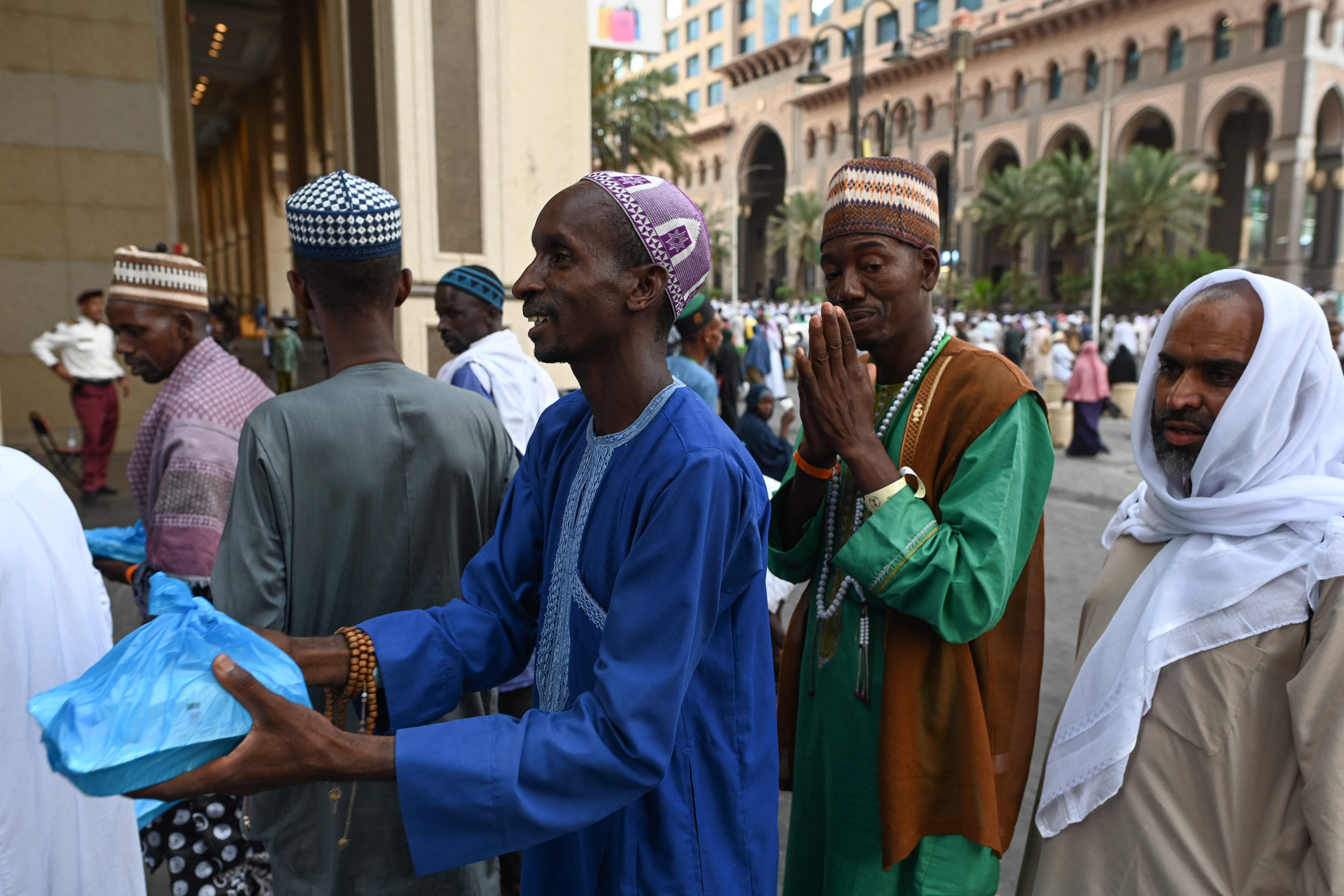 خدمة الحجاج شرف تتوارثه الأجيال في مكة المكرمة 