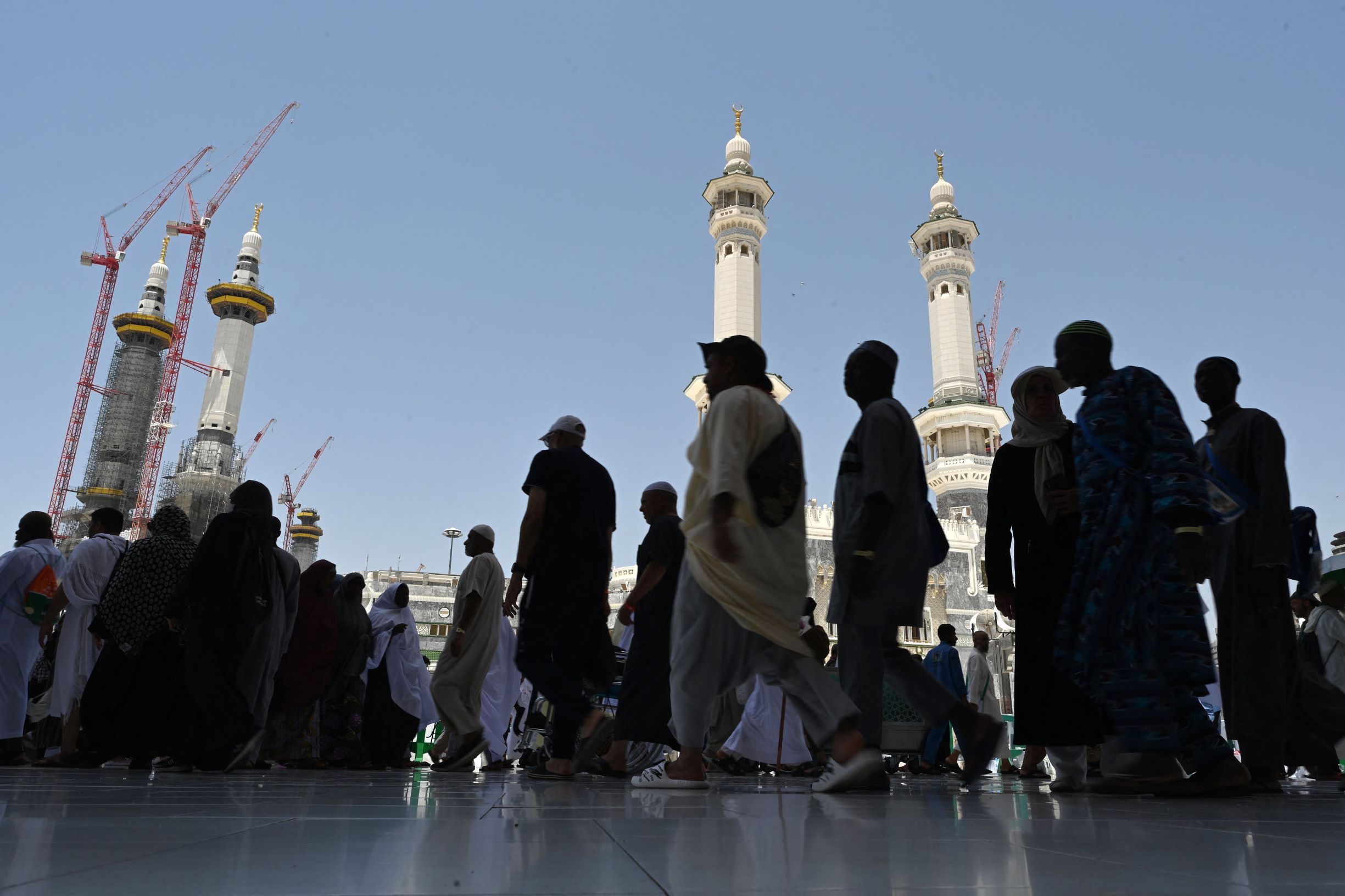 مكة المكرمة تفيض بالحجاج مع بدء موسم الحج الأحد