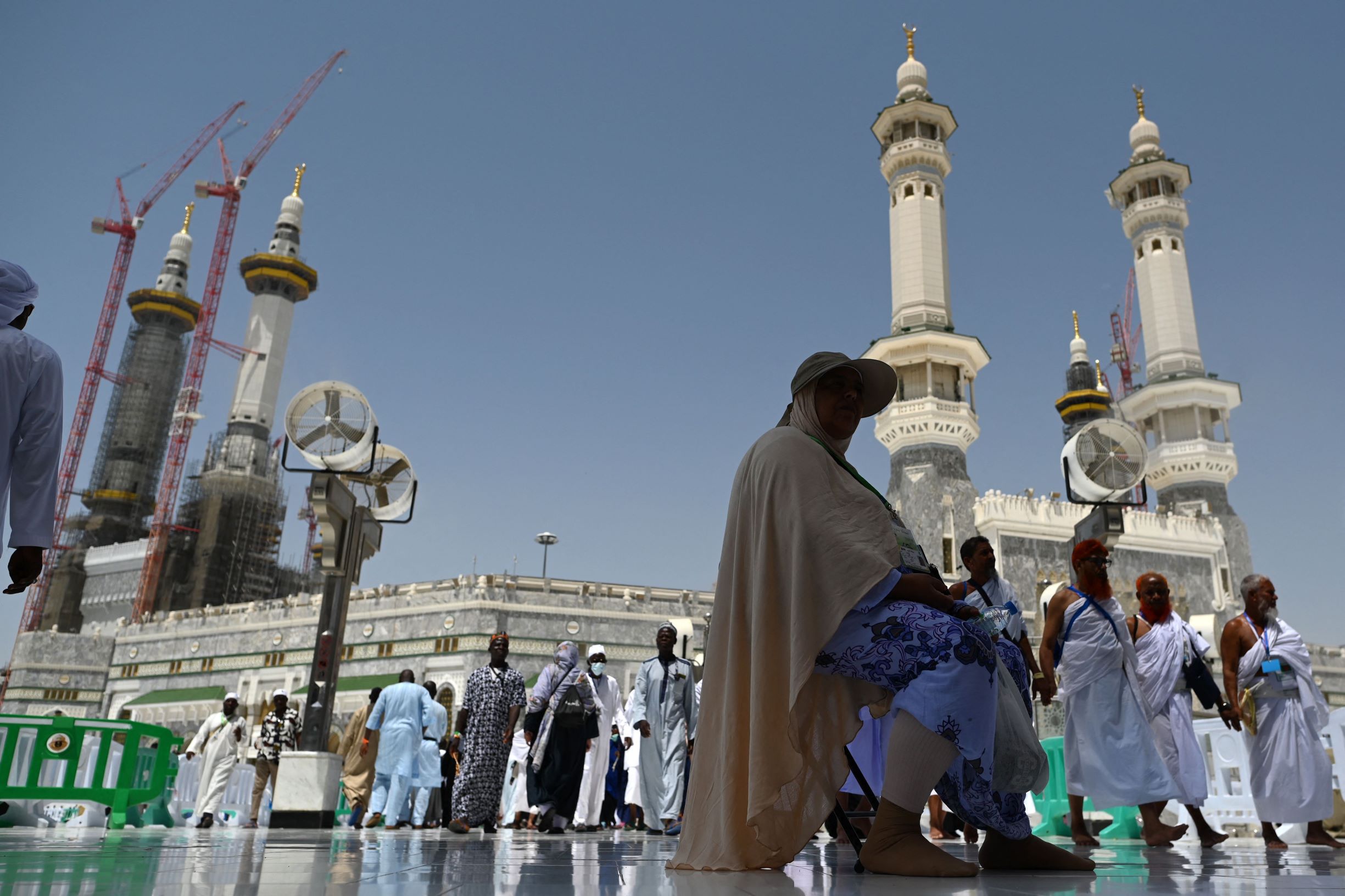 مكة المكرمة تفيض بالحجاج مع بدء موسم الحج الأحد