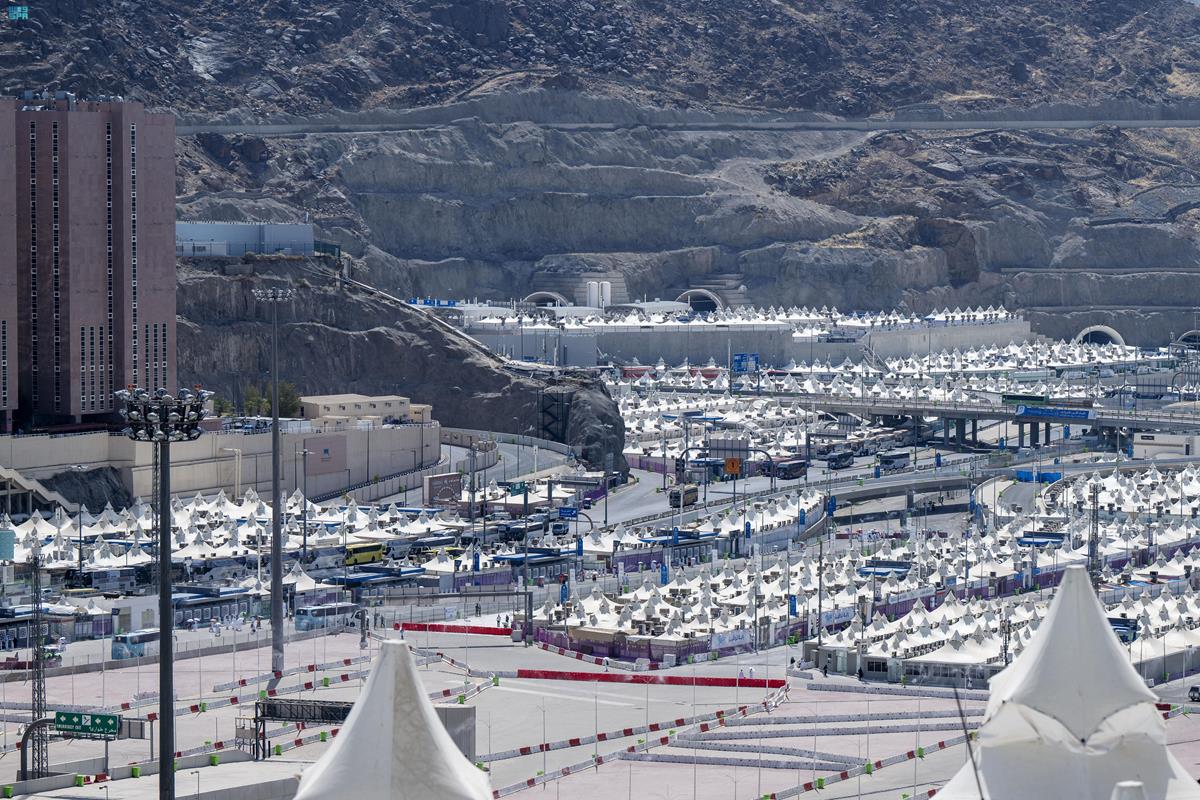 حجاج بيت الله الحرام يتوافدون إلى مشعر منى لقضاء يوم التروية