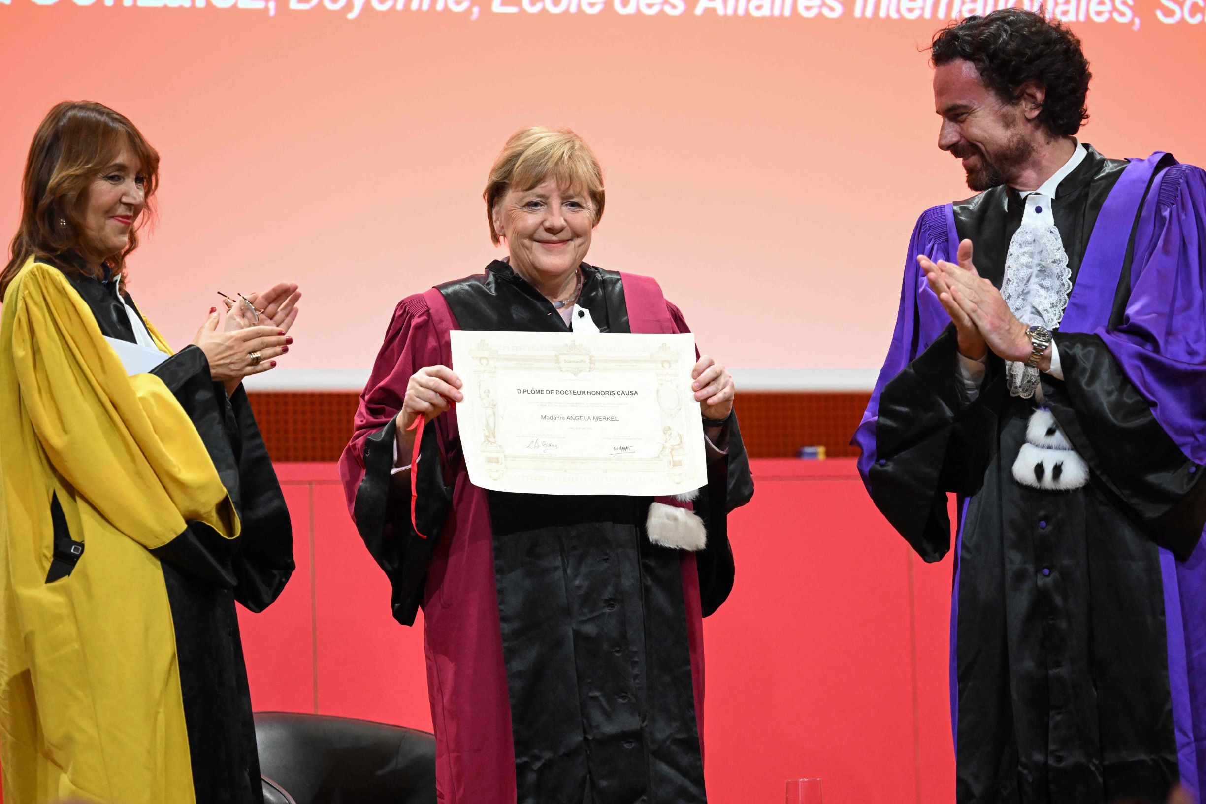 ميركل تحصل على الدكتوراه الفخرية في العلوم السياسية