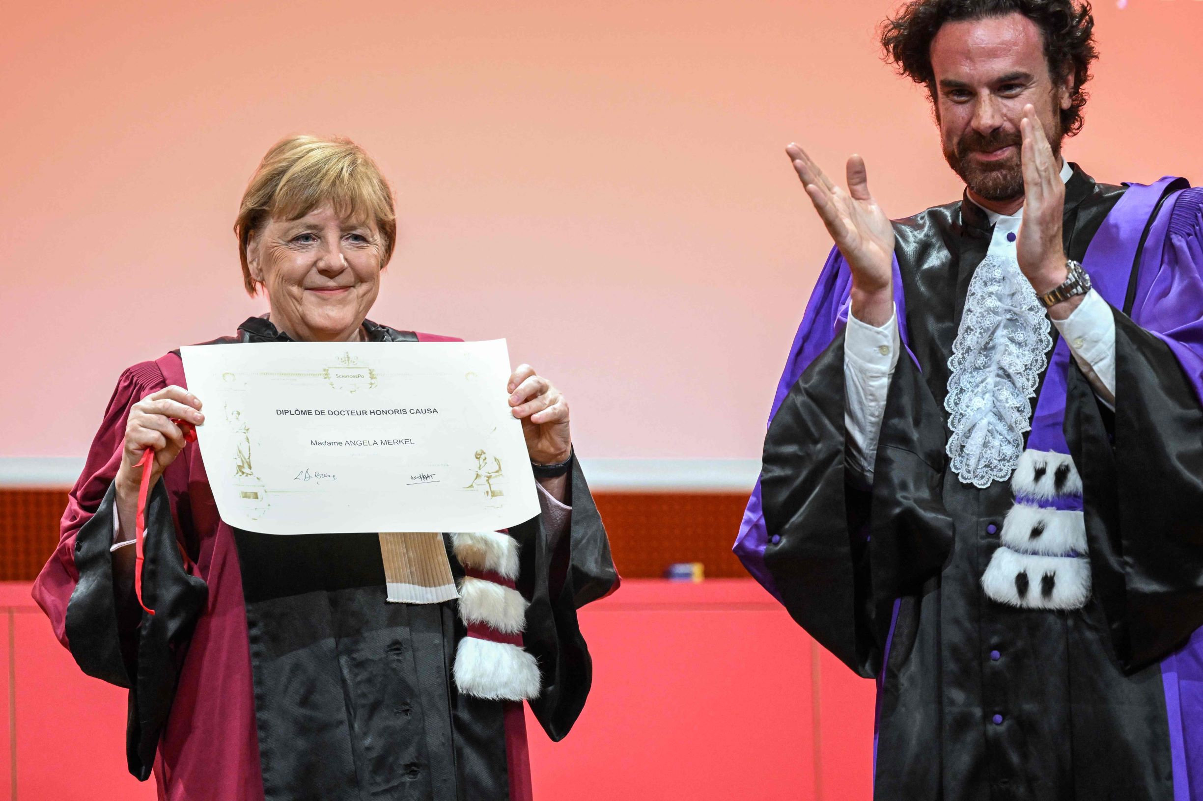 ميركل تحصل على الدكتوراه الفخرية في العلوم السياسية