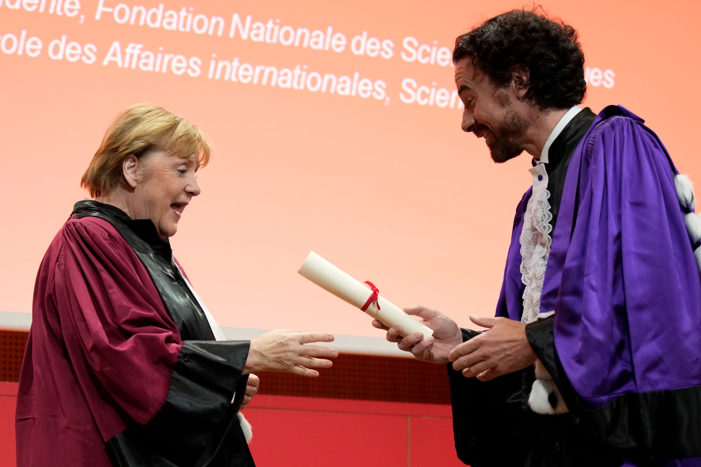 ميركل تحصل على الدكتوراه الفخرية في العلوم السياسية