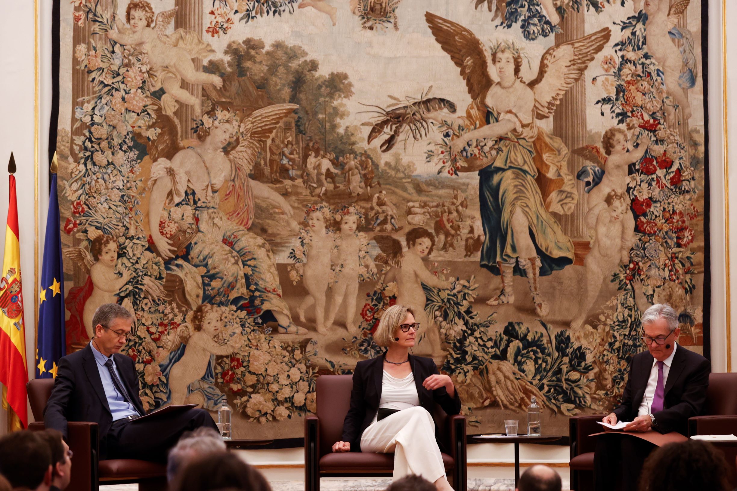 رئيس الفيدرالي يدعو إلى تشديد قواعد الرقابة المصرفية