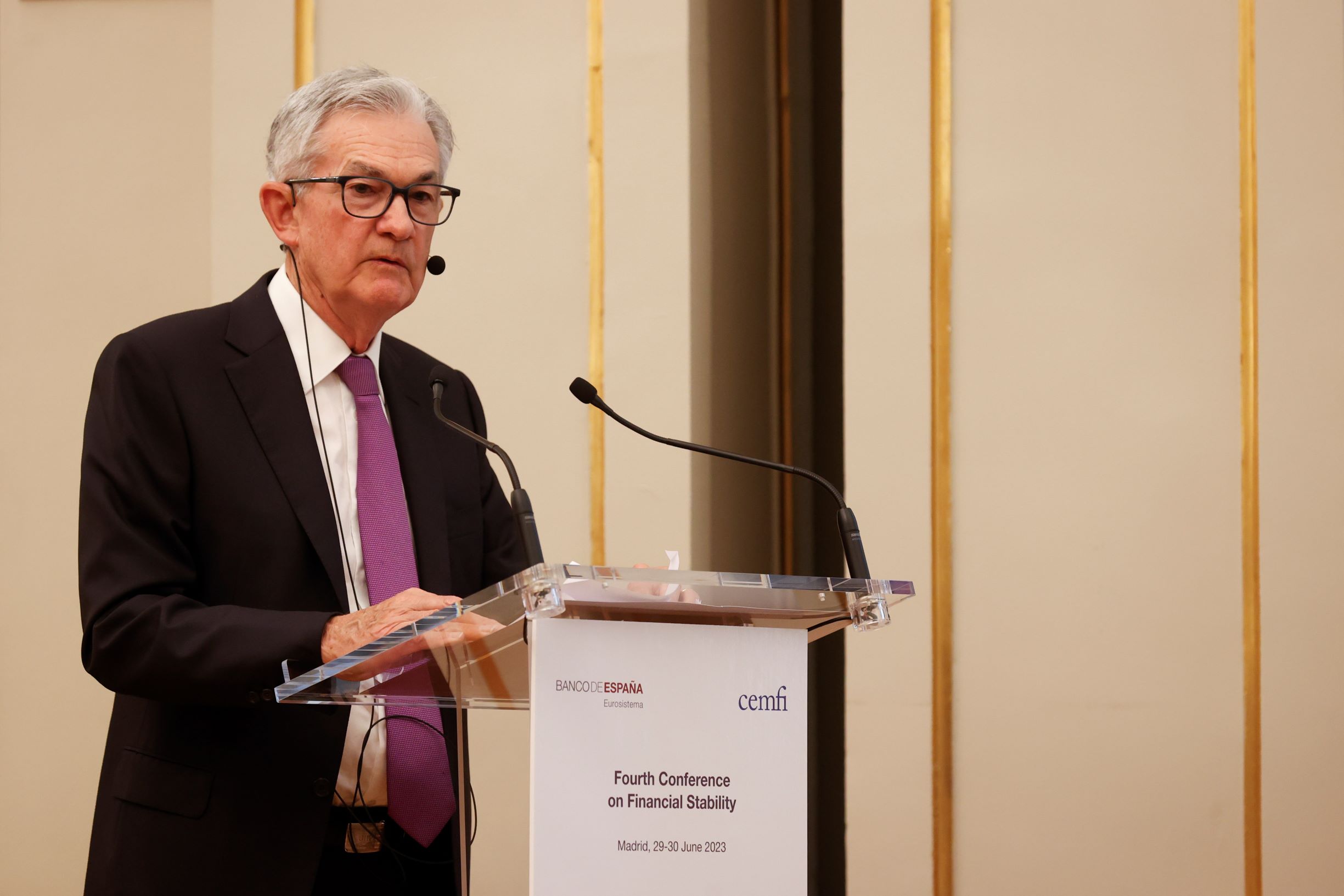 رئيس الفيدرالي يدعو إلى تشديد قواعد الرقابة المصرفية