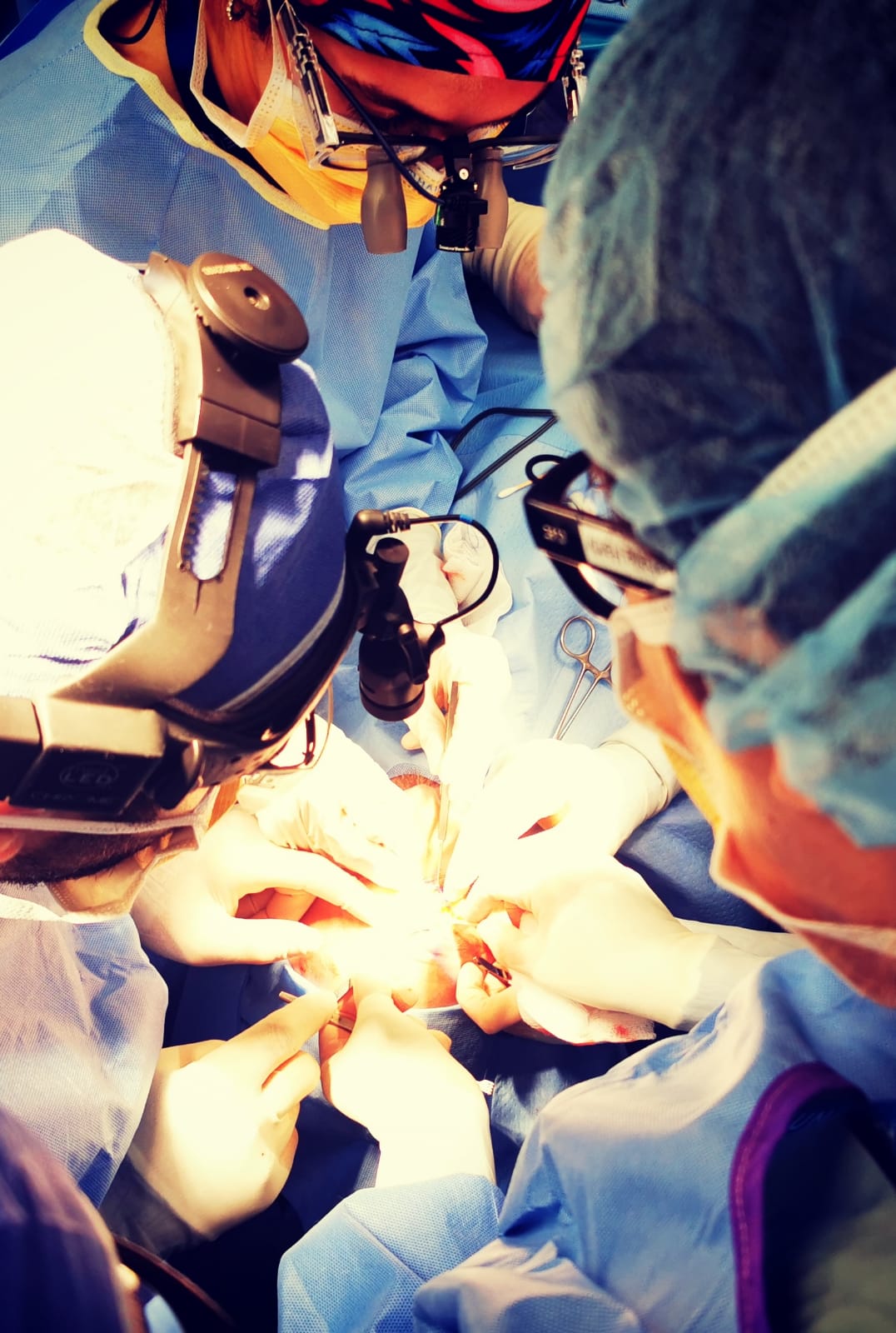 طبيب سعودي يجري جراحة نادرة ومعقدة تعيد البصر لمواطن كندي