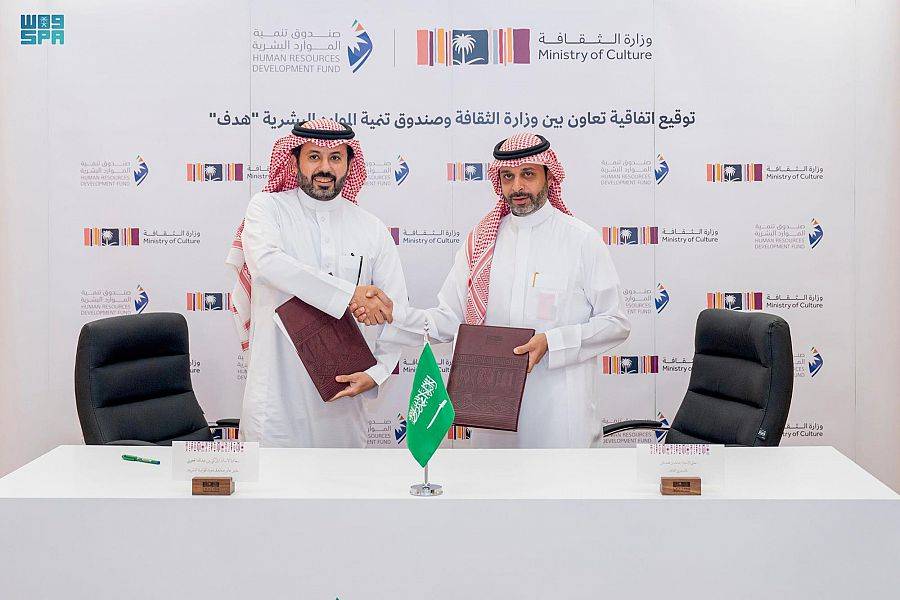 فايز والجعويني خلال التوقيع.