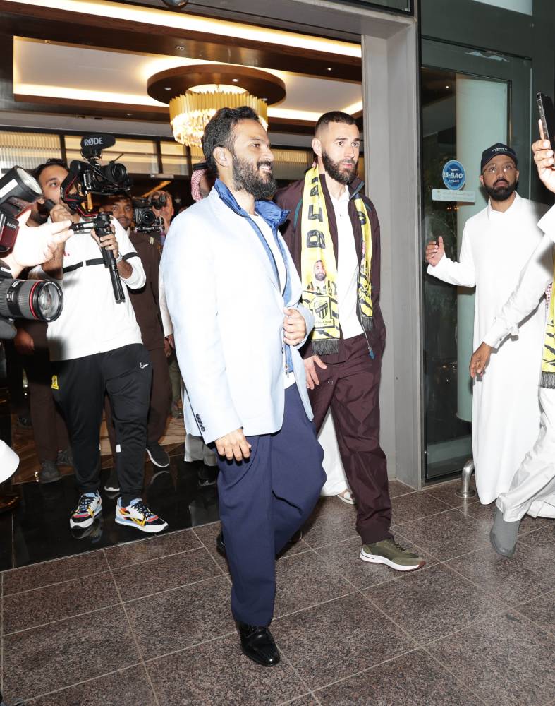 بنزيما والحائلي بعد وصولهم لجدة أمس. تصوير: عدنان مهدلي ـ "الاقتصادية"