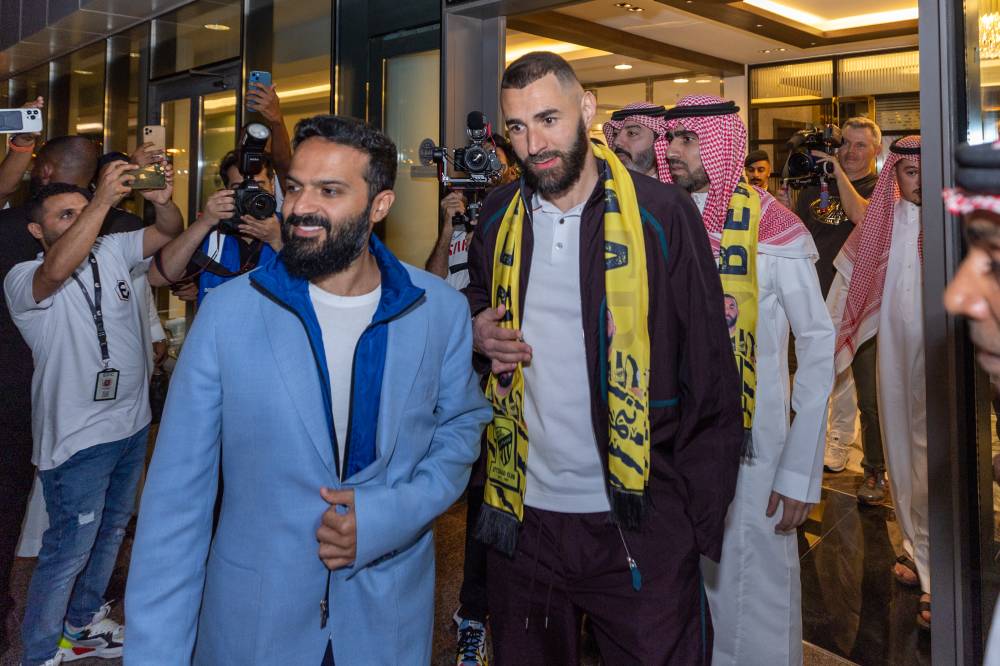 بنزيما والحائلي بعد وصولهم المطار. تصوير: علي خمج ـ "الاقتصادية"