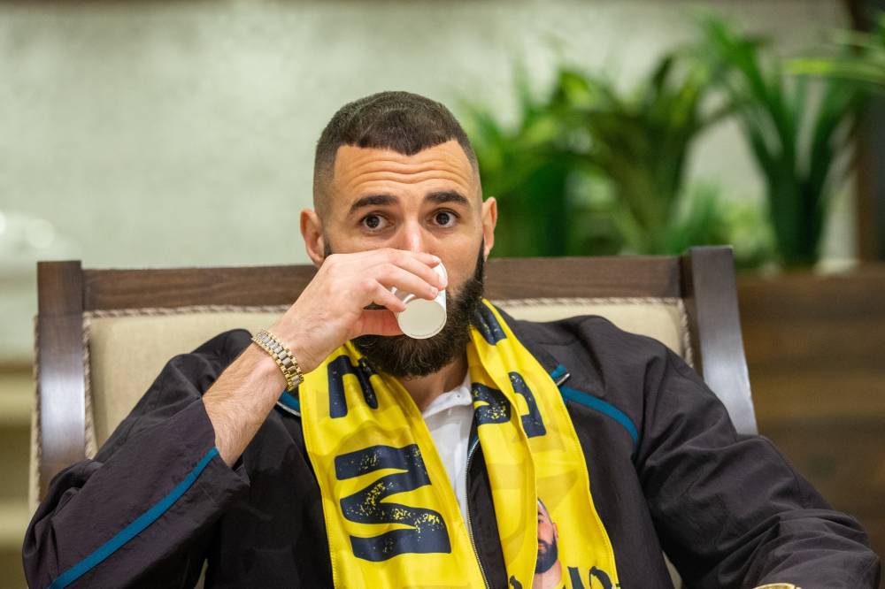 بنزيما يحتسي القهوة. "دوري روشن"