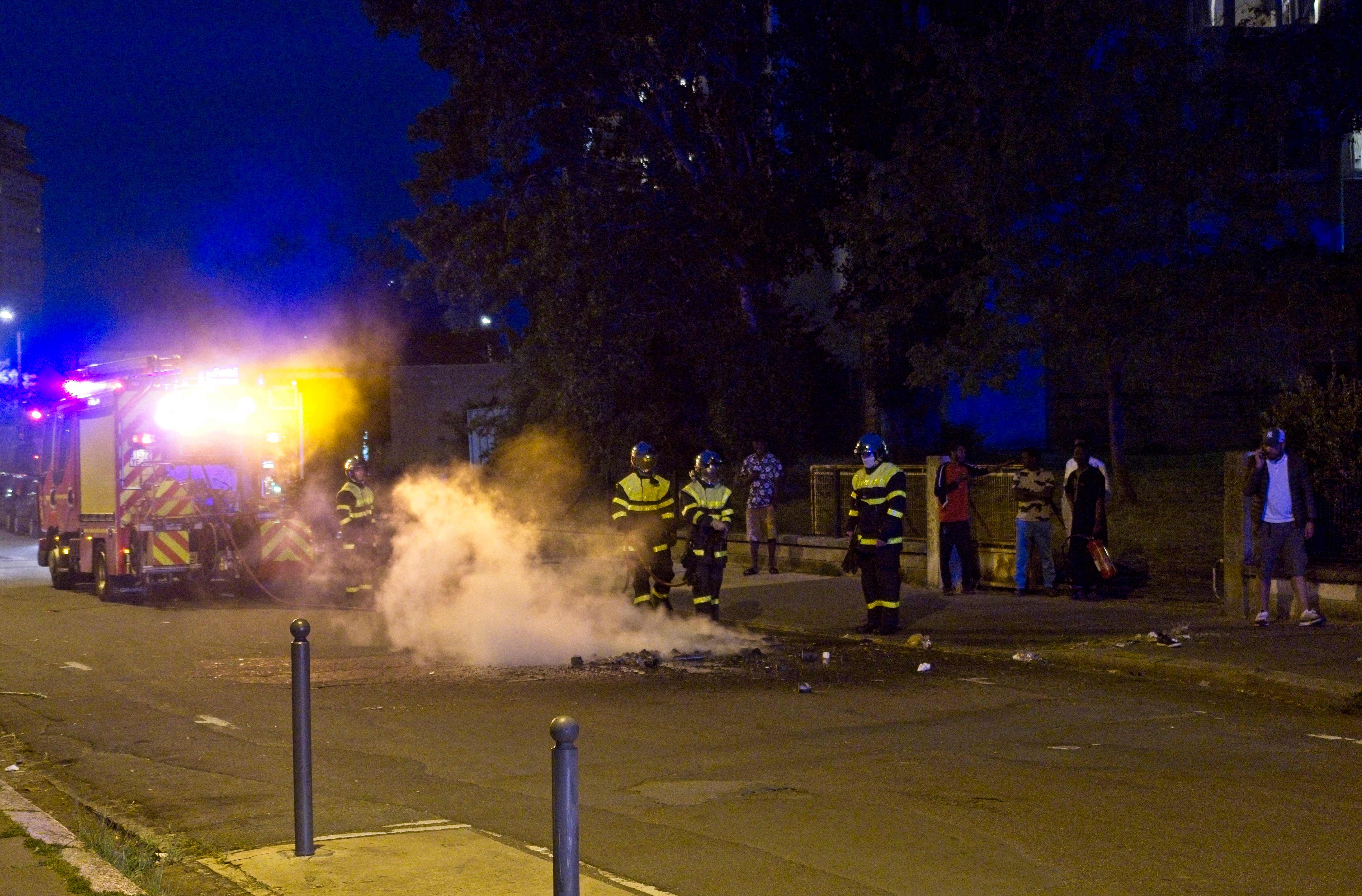 فرنسا تنشر 45 ألف شرطي وعربات مدرعة وسط استمرار أعمال الشغب