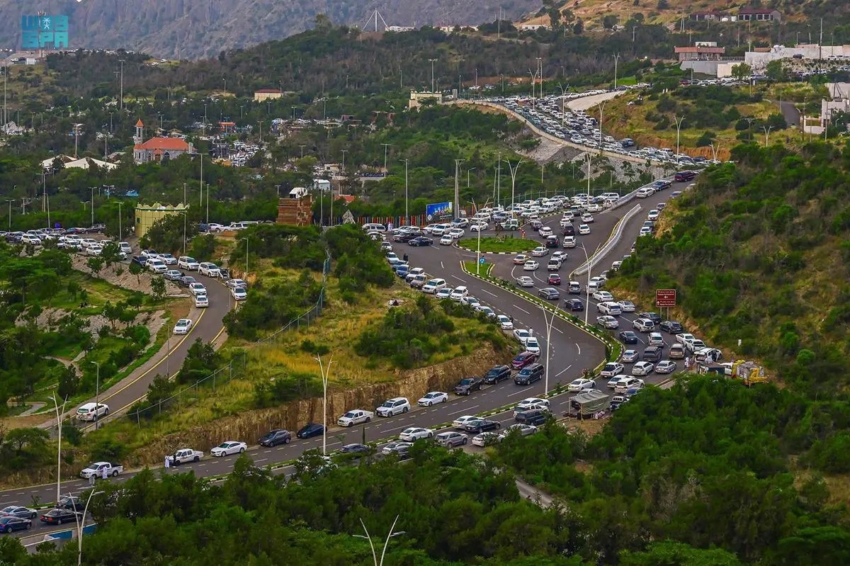 نسمات الهواء الباردة في الباحة تجذب الأهالي والسياح