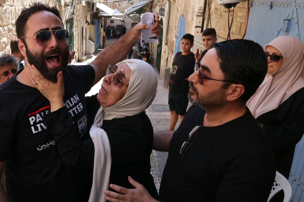 فلسطينيون طردوا من منزلهم في القدس."الفرنسية"