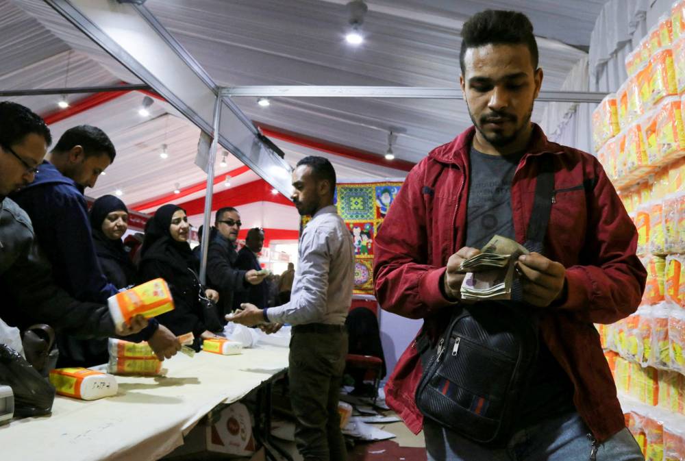 ولي العهد يقلد مطلق الأزيمع رتبته الجديدة فريق أول ركن بعد صدور الأمر الملكي بترقيته وتعيينه قائداً للقوات المشتركة