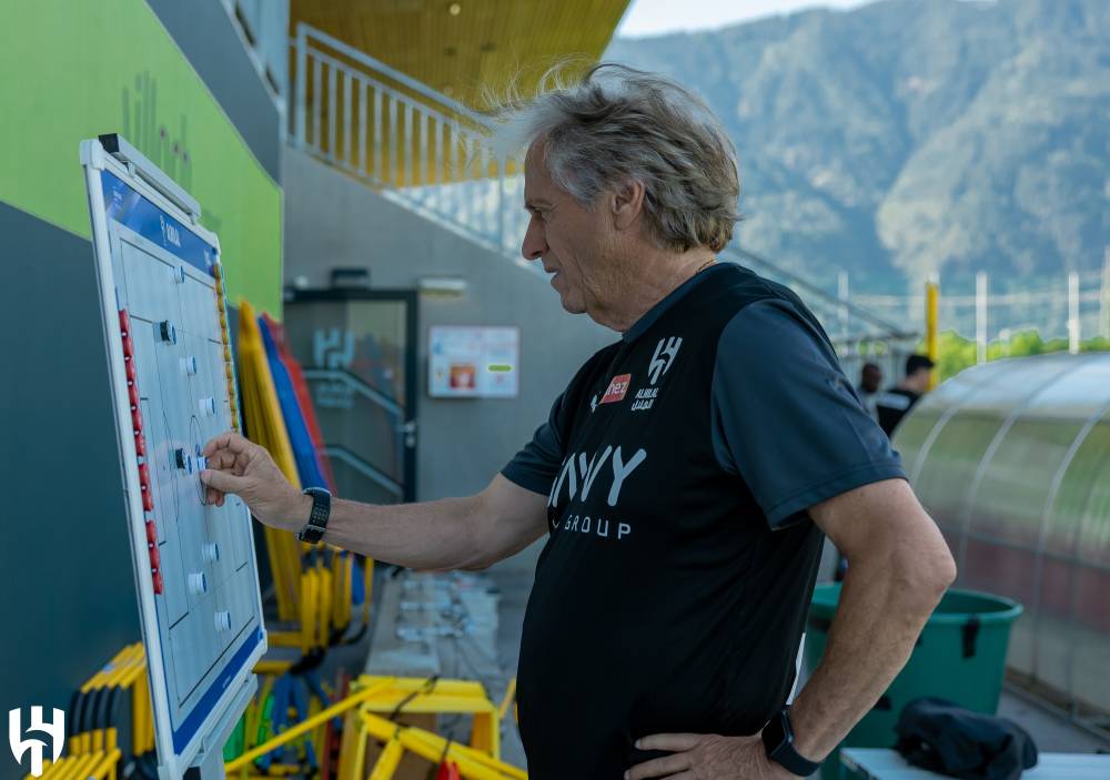 جيسوس يضع خطة التدريب. مركز الهلال الإعلامي