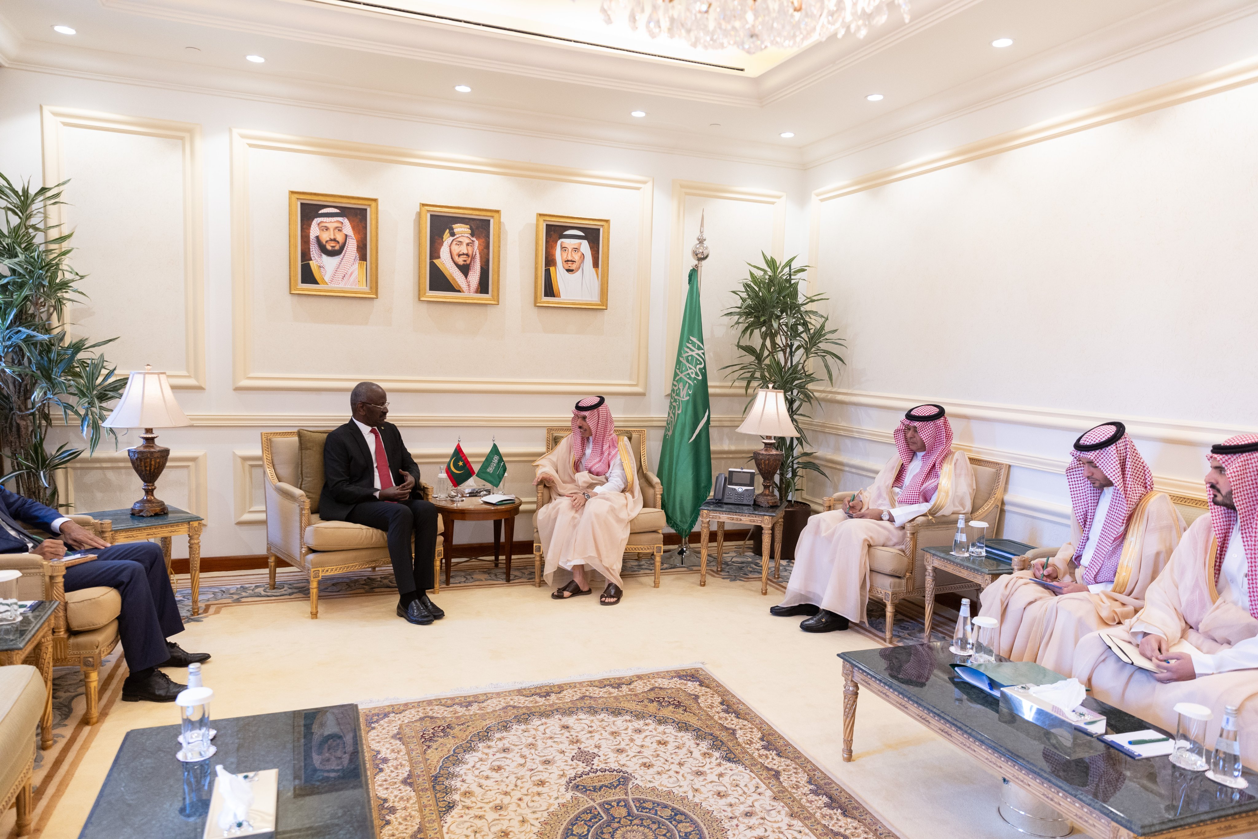 ولي العهد يتلقى رسالة من الرئيس الموريتاني تتضمن سبل تعزيز العلاقات