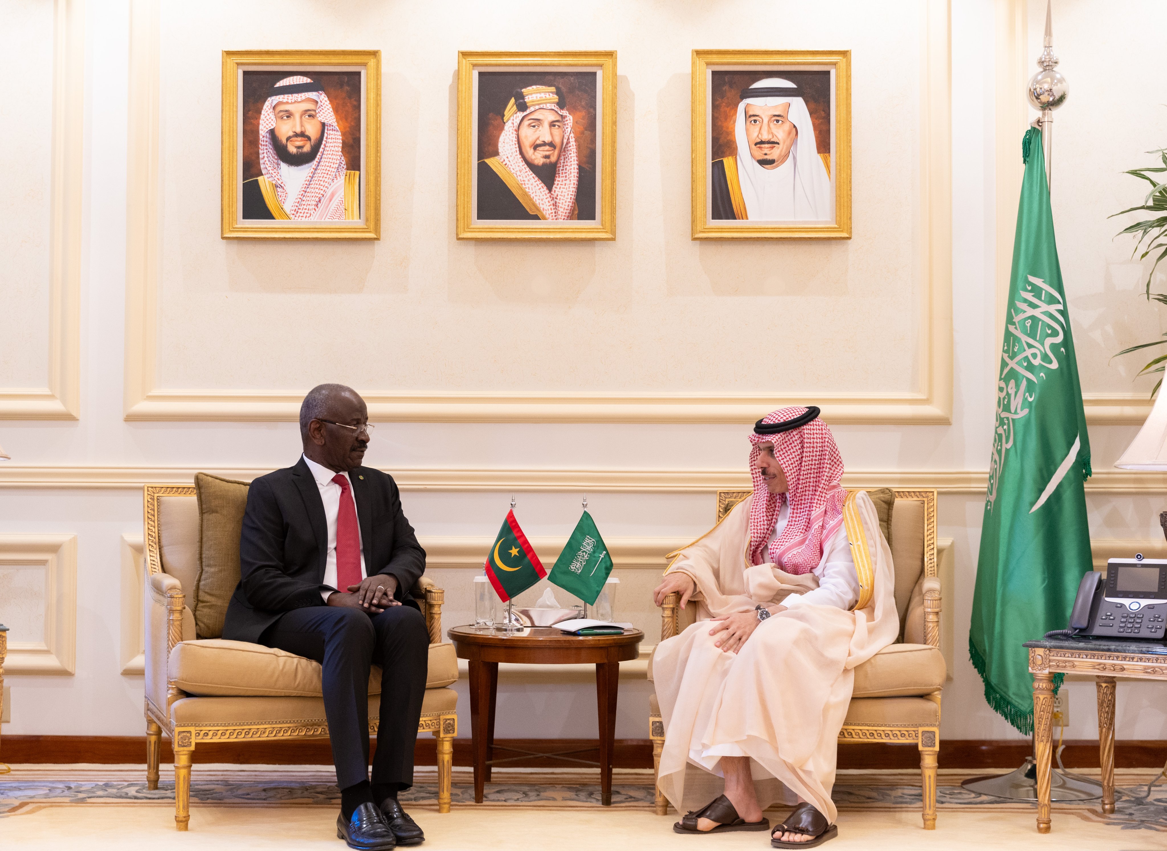 ولي العهد يتلقى رسالة من الرئيس الموريتاني تتضمن سبل تعزيز العلاقات