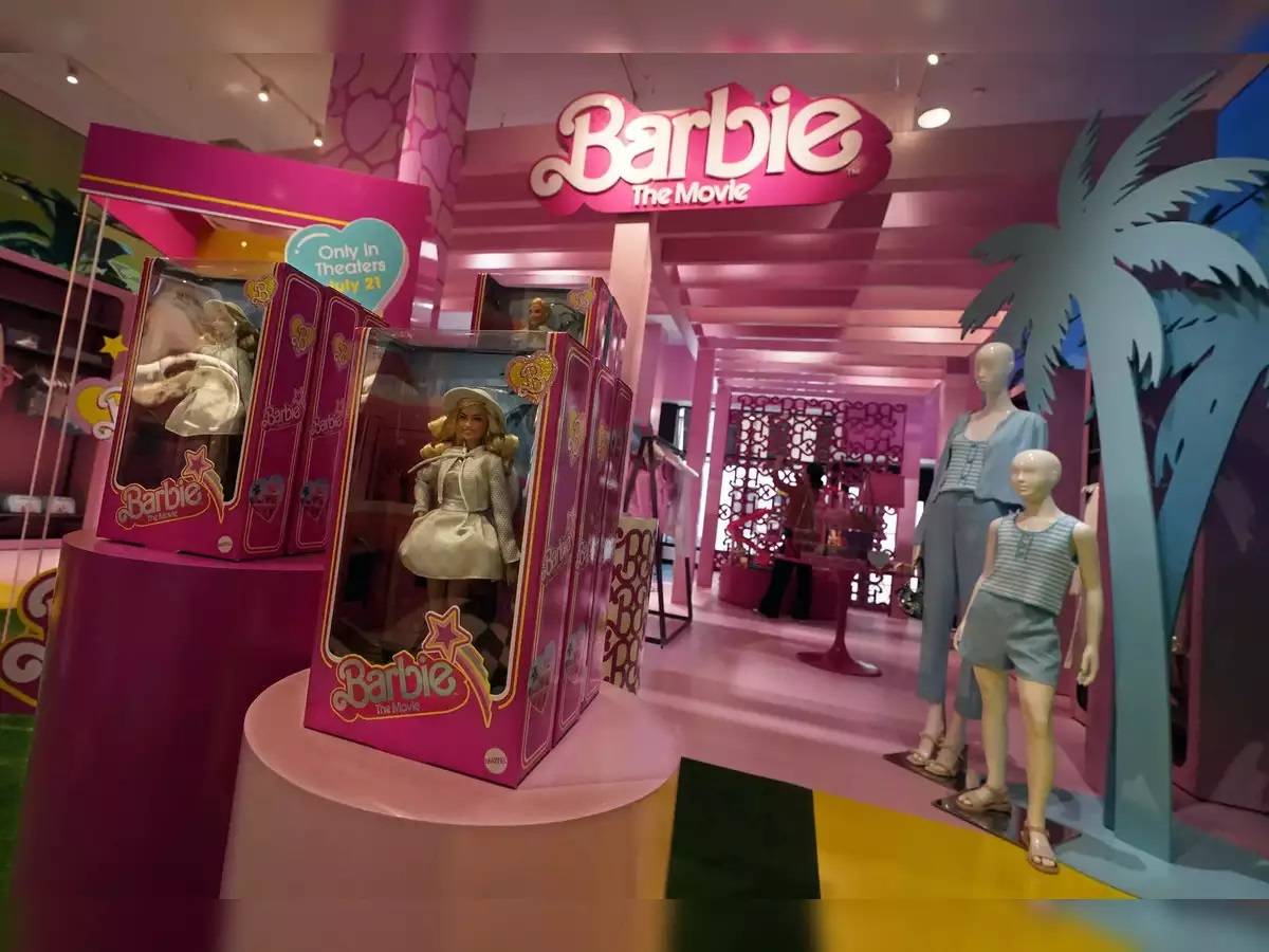 ملابس باربي تغزو الأسواق للرجال والنساء.