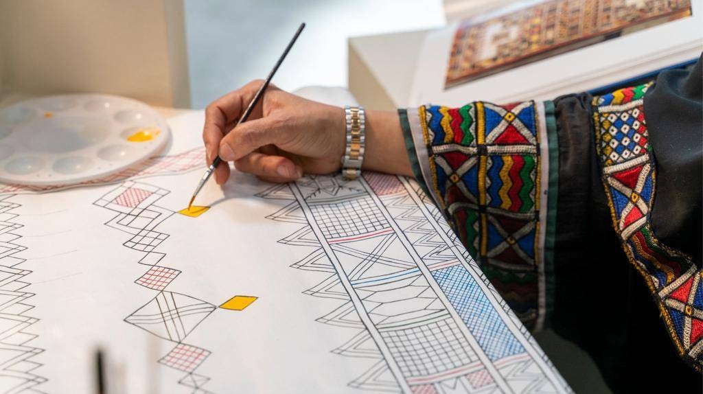 فن الخط العربي يتوهج بالحرف والنور في معرض «دروب الروح»