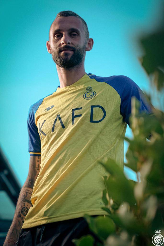 بروزوفيتش بعد التوقيع مع النصر. مركز النصر الإعلامي