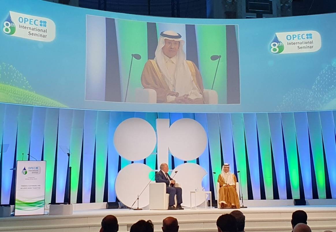 الأمير عبدالعزيز بن سلمان خلال كلمته في الندوة الدولية الثامنة لمنظمة أوبك أمس.