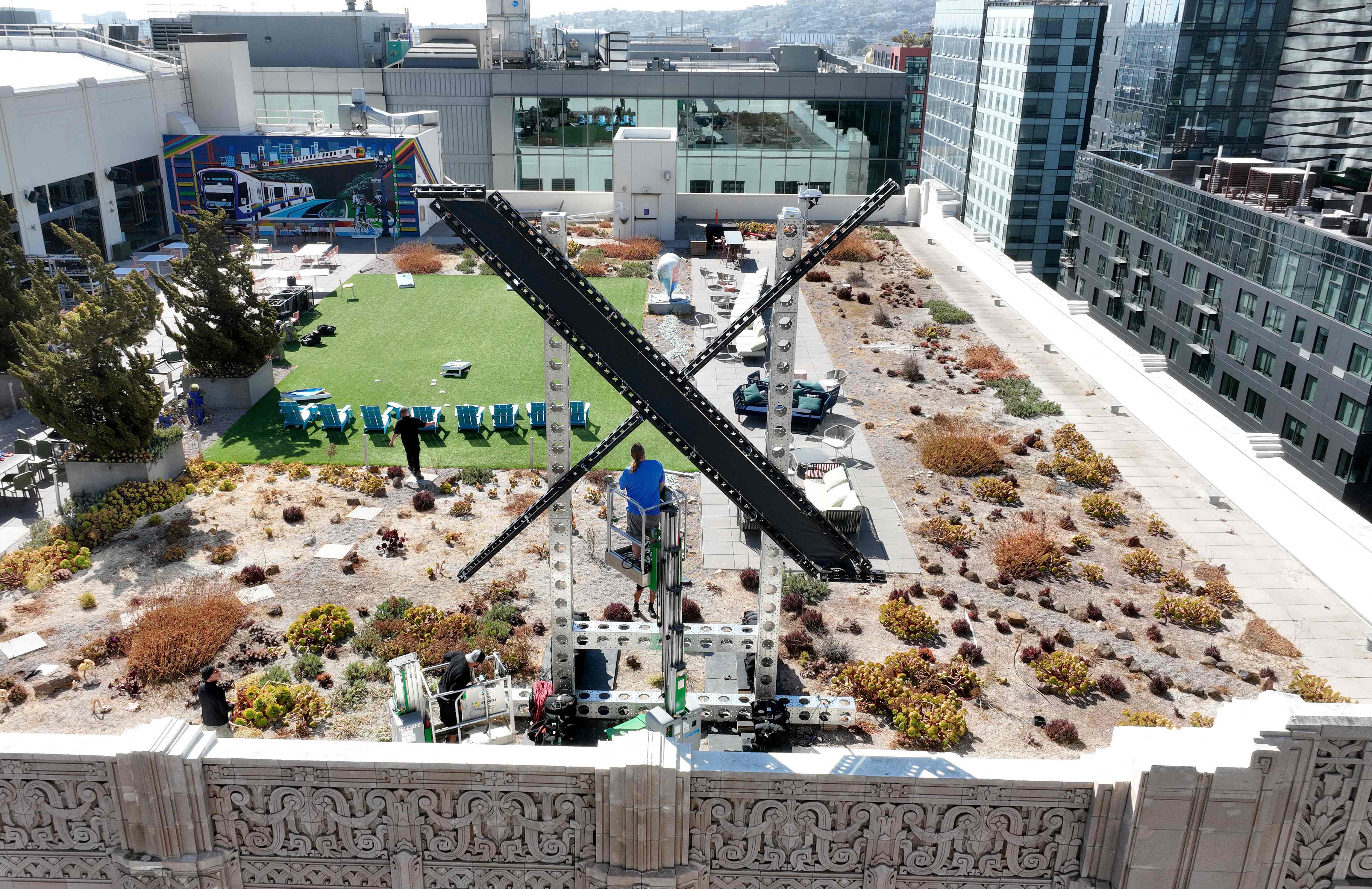 إزالة شعار إكس من فوق سطح "تويتر" بسبب الأضواء المزعجة