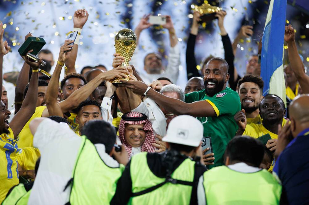 لاعبو النصر محتفلين مع الرئيس.