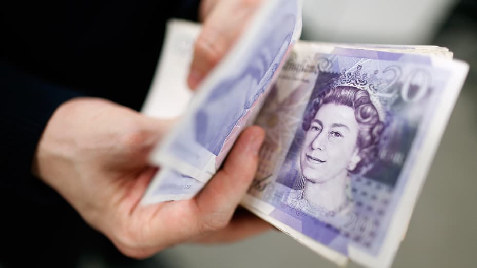 ارتفاع الإسترليني بعد بيانات عن الأجور وتراجع اليوان بعد خفض الفائدة