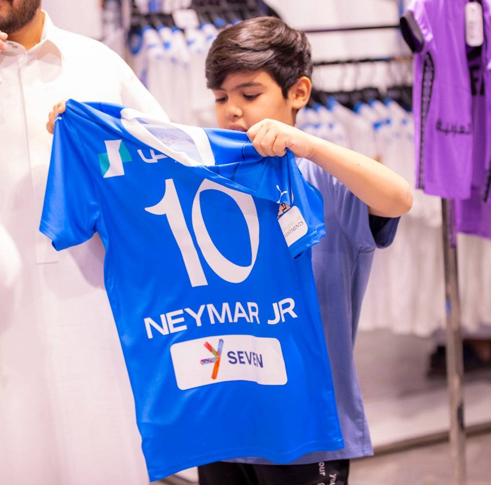 شهد متجر الهلال أمس كثافة جماهيرية كبيرة لشراء قمصان الفريق، خاصة القميص رقم 10 الذي بحث عنه أغلب المشجعين بعد توقيع الهلال مع النجم البرازيلي نيمار قادما من باريس سان جيرمان الفرنسي حتى عام 2025 . تصوير: سعد الدوسري ـ "الاقتصادية"