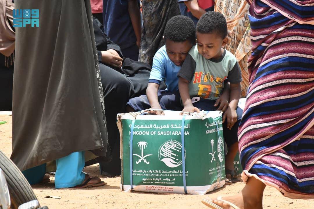 جانب من توزيع المساعدات في السودان."واس"