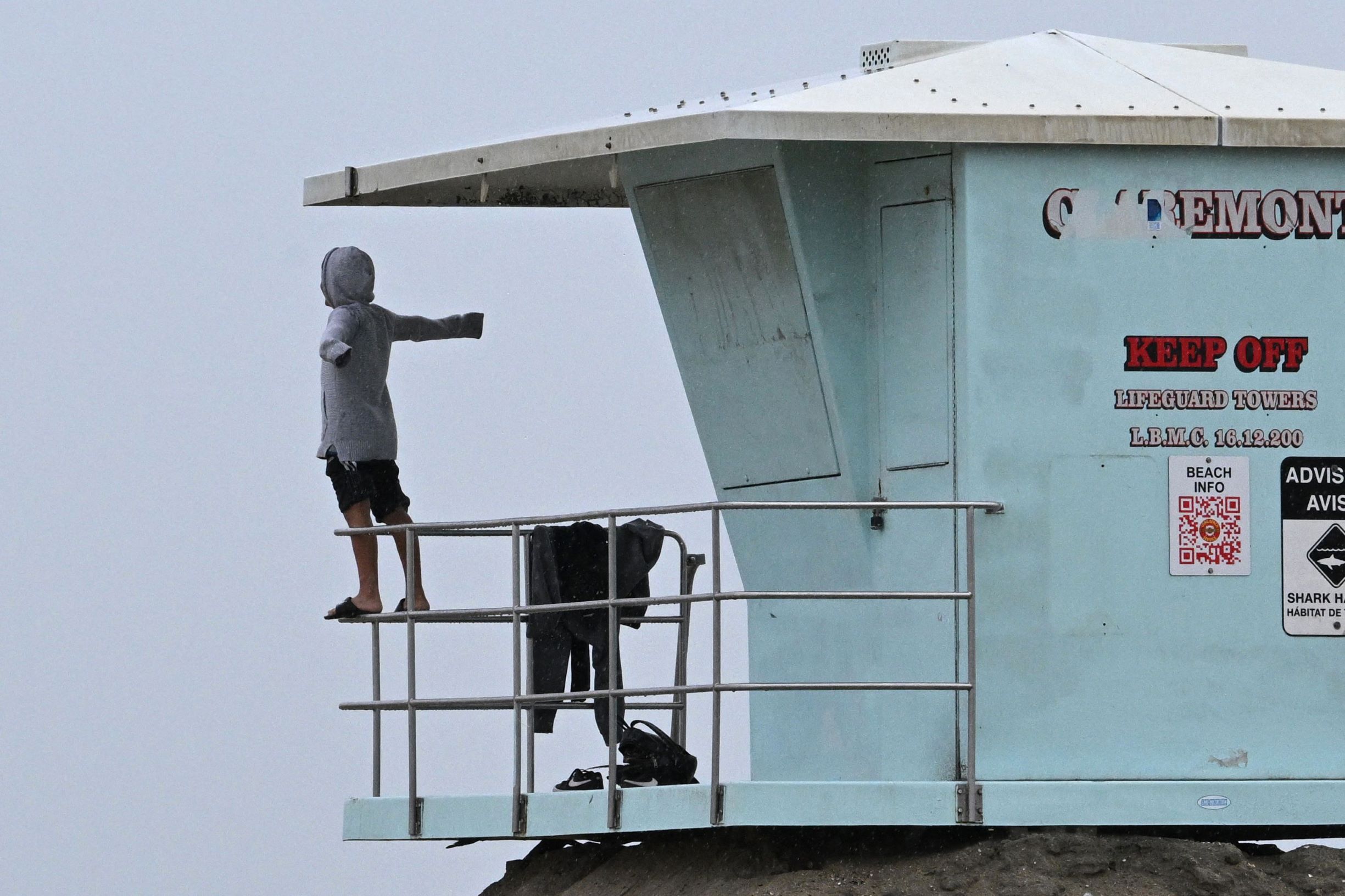 العاصفة المدارية هيلاري تصل كاليفورنيا وسط تحذيرات من فيضانات