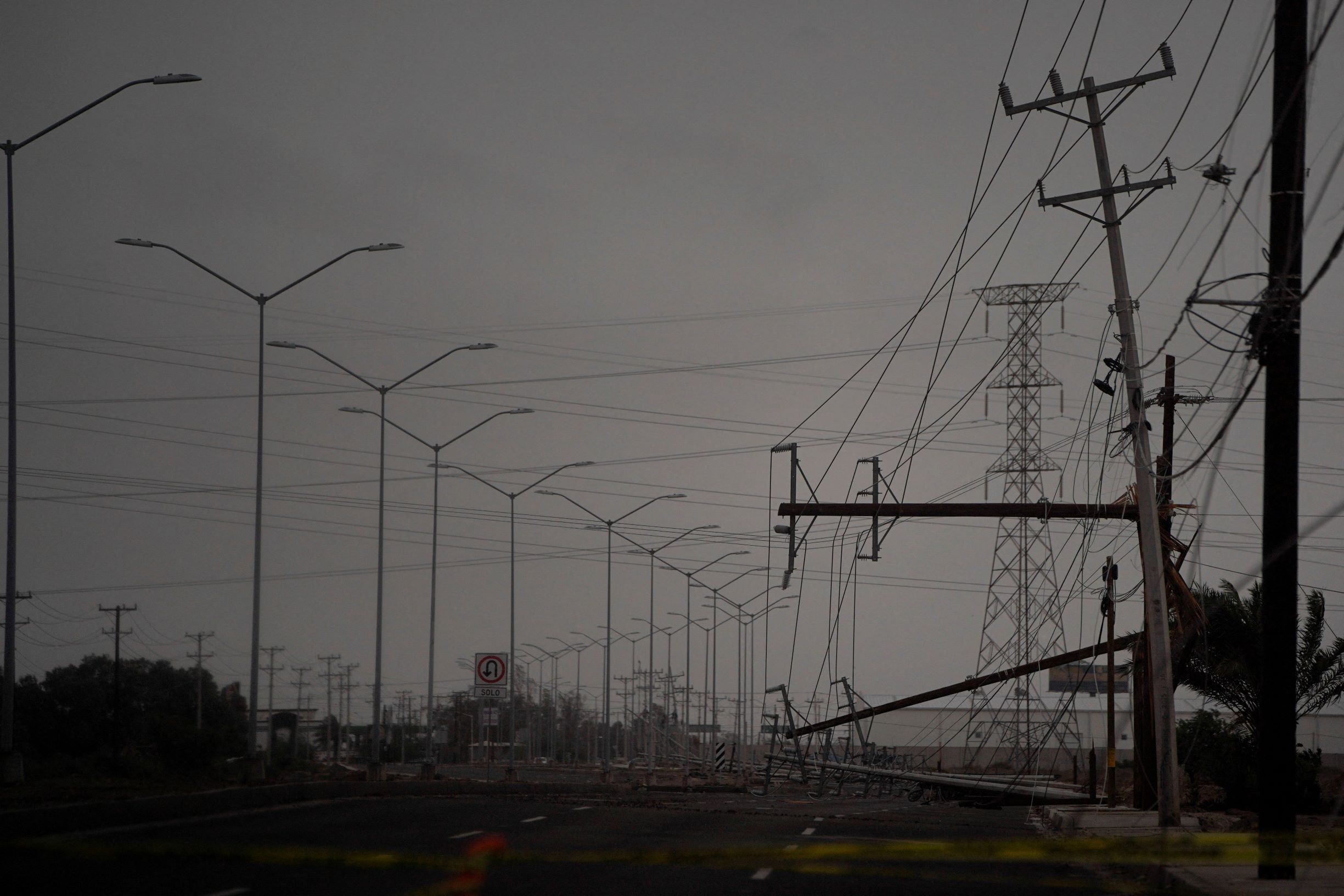 العاصفة المدارية هيلاري تصل كاليفورنيا وسط تحذيرات من فيضانات