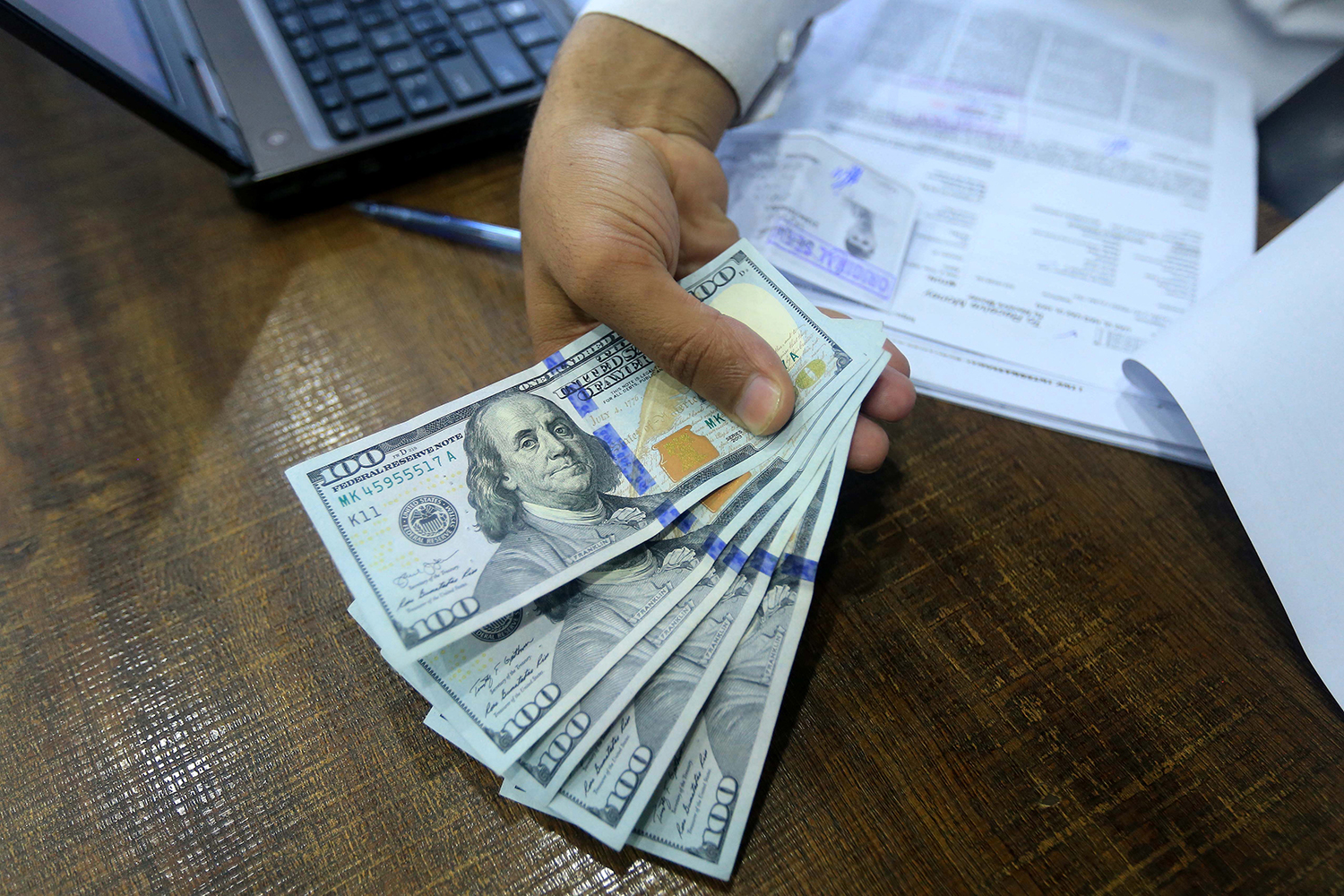 الدولار يتذبذب وسط توقعات بإبقاء أسعار الفائدة مرتفعة لفترة أطول