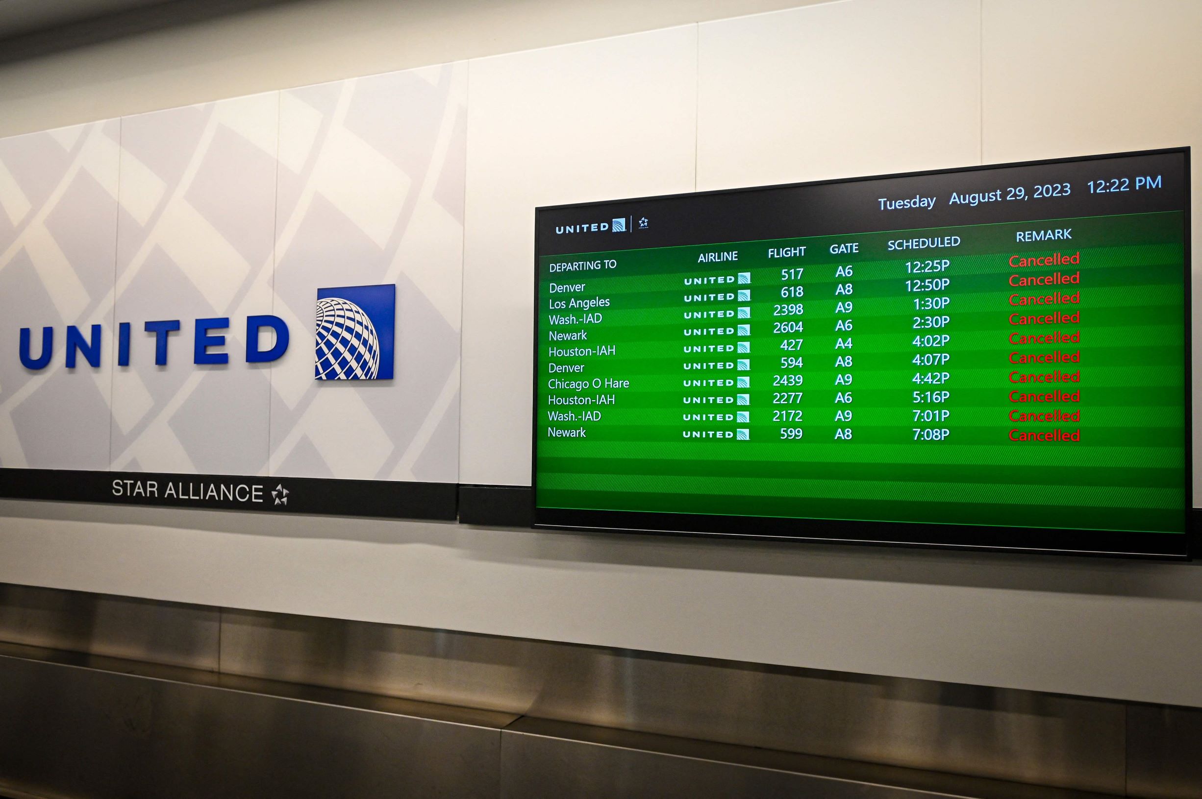 إلغاء أكثر من 850 رحلة طيران في أمريكا مع وصول إعصار إداليا إلى فلوريدا