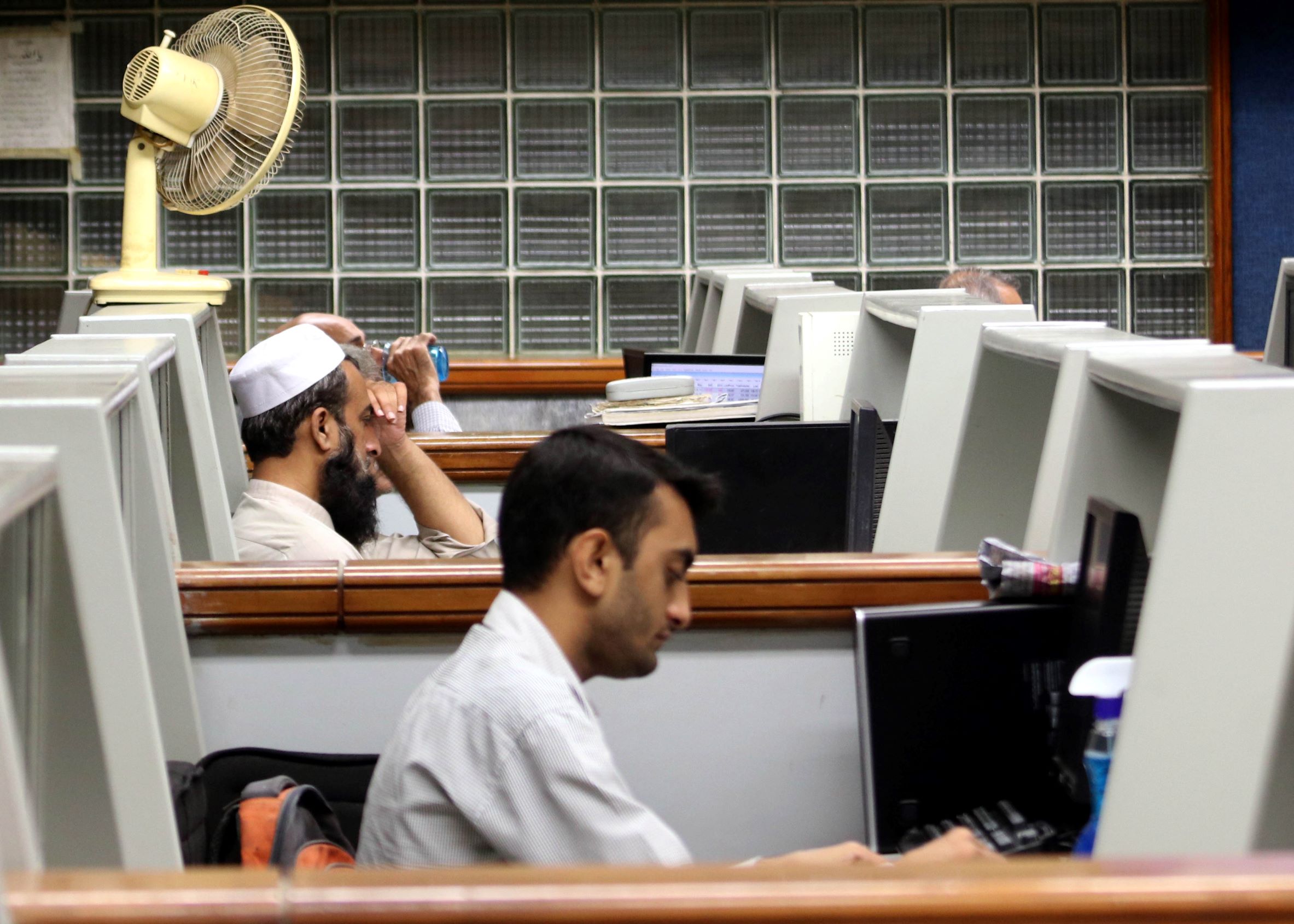 ضغوط بيعية تتراجع ببورصة كراتشي 2.7 %