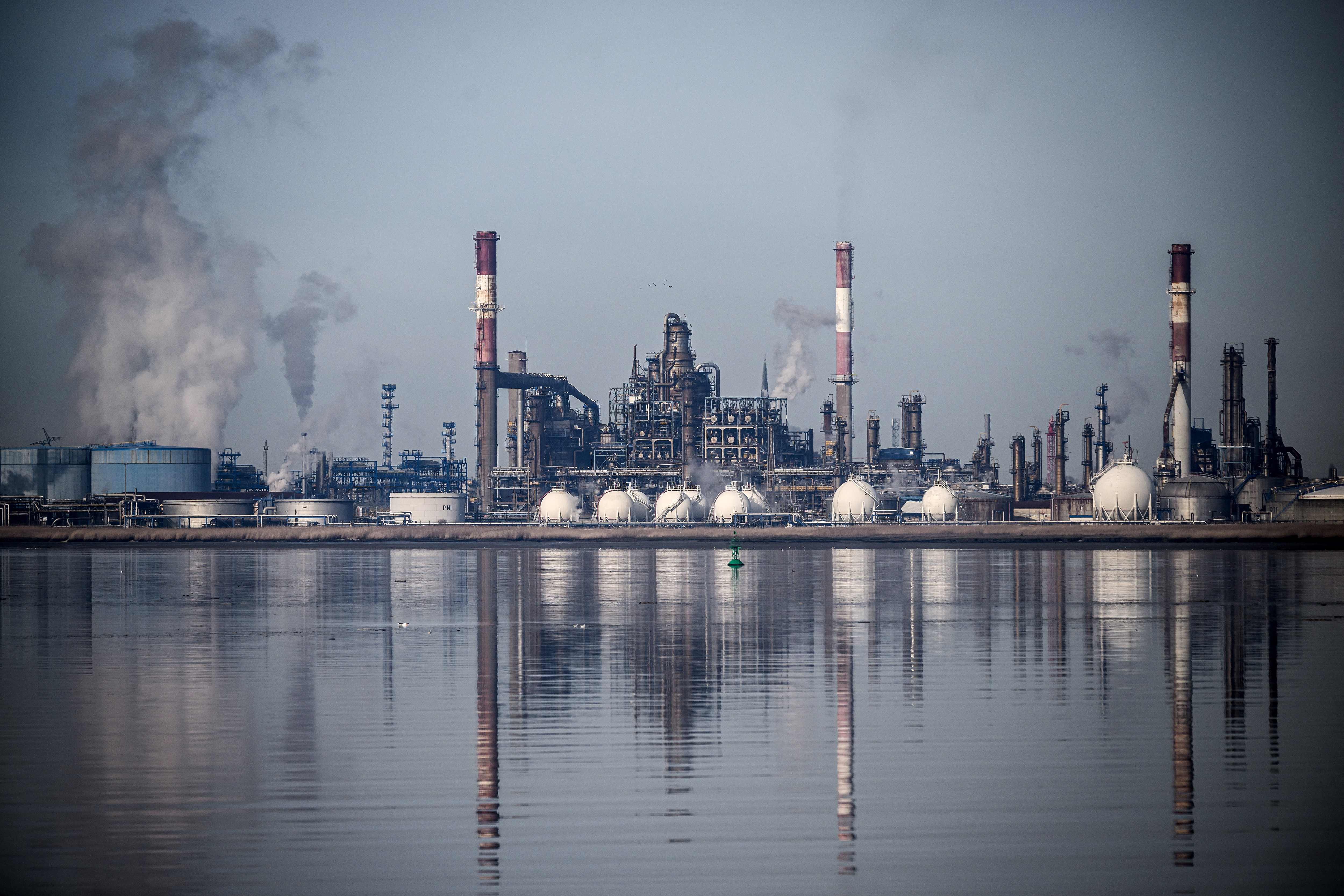 النفط يتجه لتحقيق مكاسب للأسبوع السادس