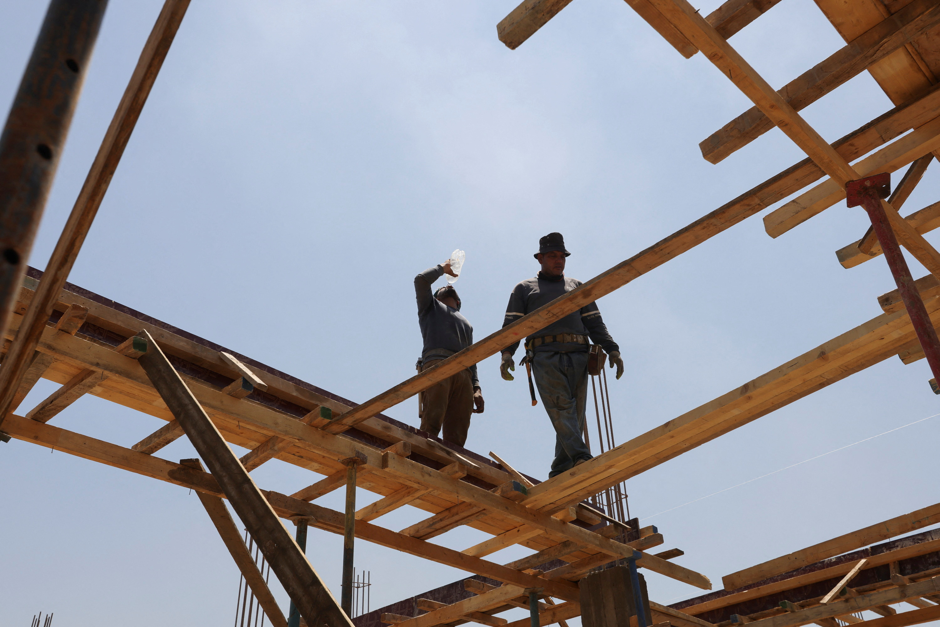 عمال البناء في العراق .. الشمس لا تحنو عليهم ولا مظلة الضمانات والقوانين